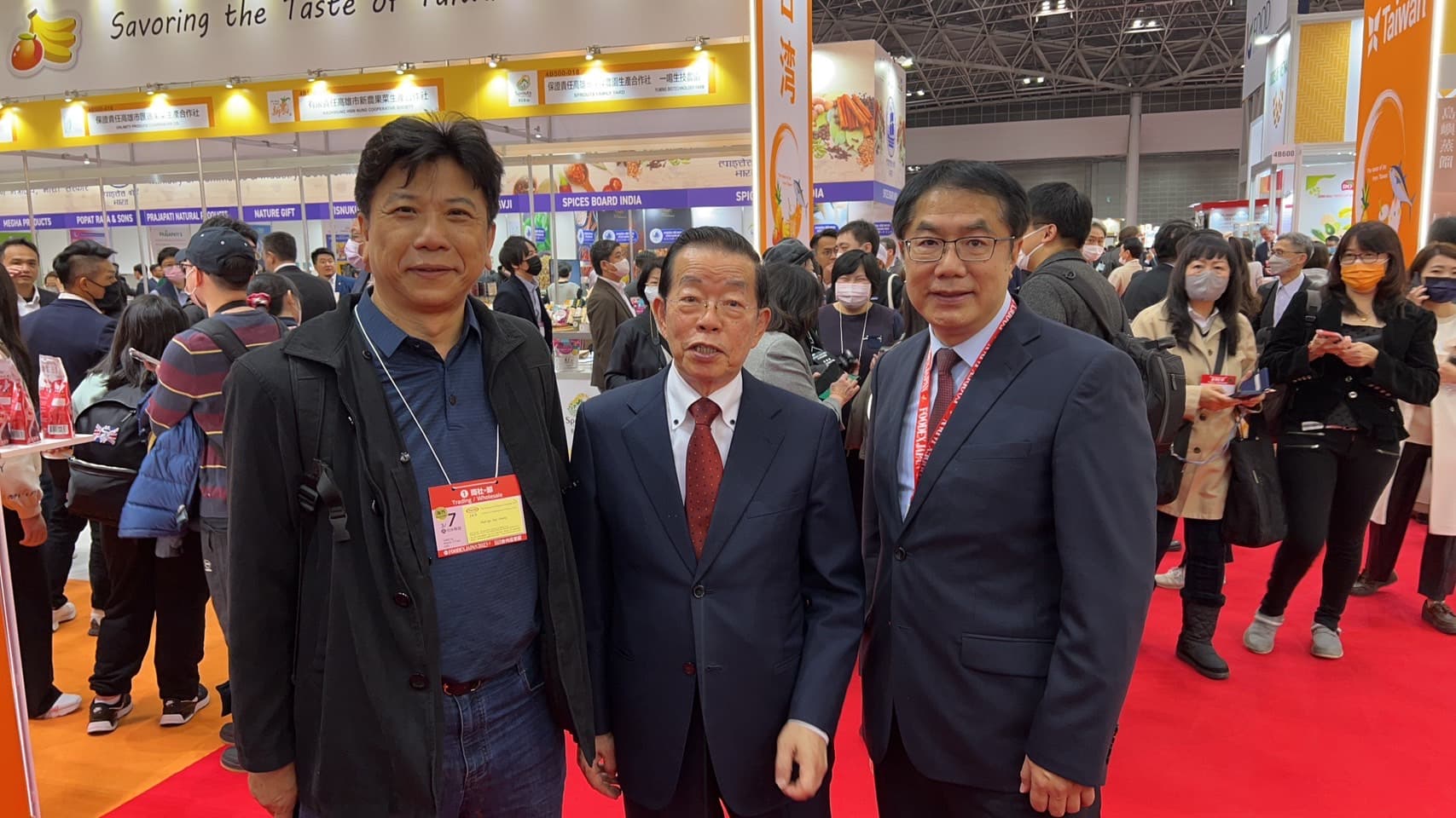 台南市長黃偉哲與駐日大使謝長廷率業者參加東京食品展，展示我國農業成果。（台南市政府提供）