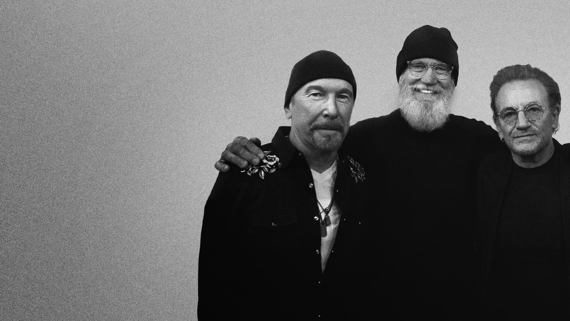 U2樂團的成員艾吉(左)、波諾(右)與主持人大衛賴特曼(中)一起回顧天團的創作過程。(Disney+提供)