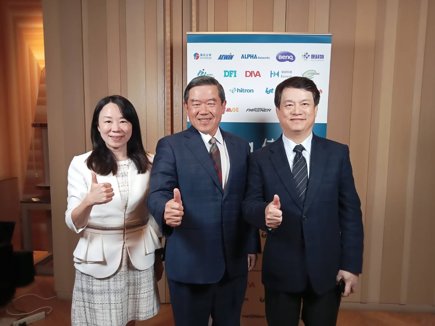 佳世達董事長陳其宏(中)強調,集團大艦隊成員會持續加入,其中,低軌衛星也是公司在注意的方向。