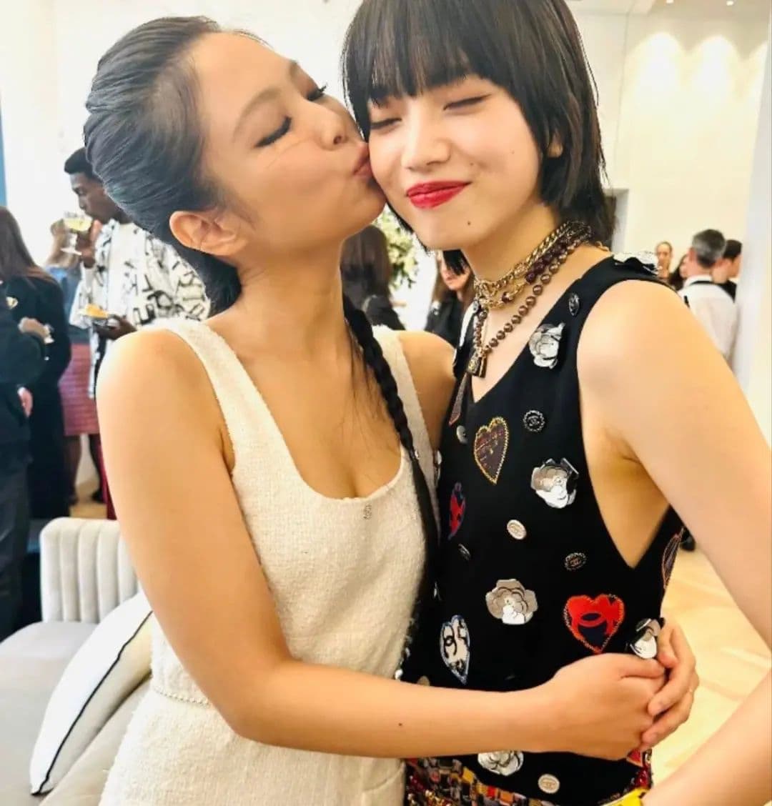 還有一張Jennie(左)抱著小松菜奈(右)的合照也在網路上瘋傳。(翻攝自IG)