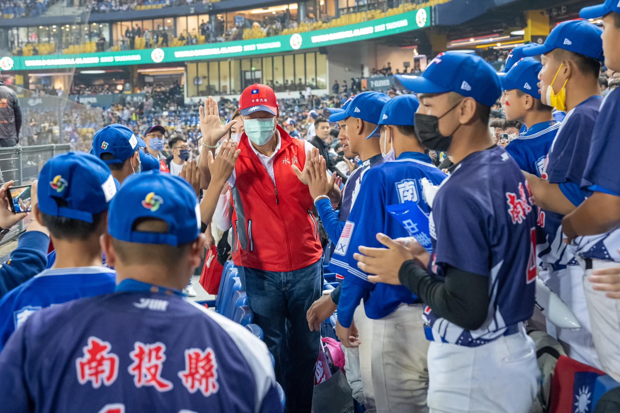 郭台銘與曾馨瑩與棒球校隊學生一起觀戰經典賽。(翻攝郭台銘臉書)