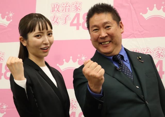 立花孝志(左)宣布更改NHK黨的黨名,變成「政治家女子48黨」,新任黨主席由大津綾香擔任。(翻自bipblog.com)