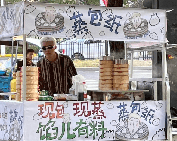 徐炳超被網友捕獲在街頭擺攤賣包子。(翻攝自搜狐娛樂)