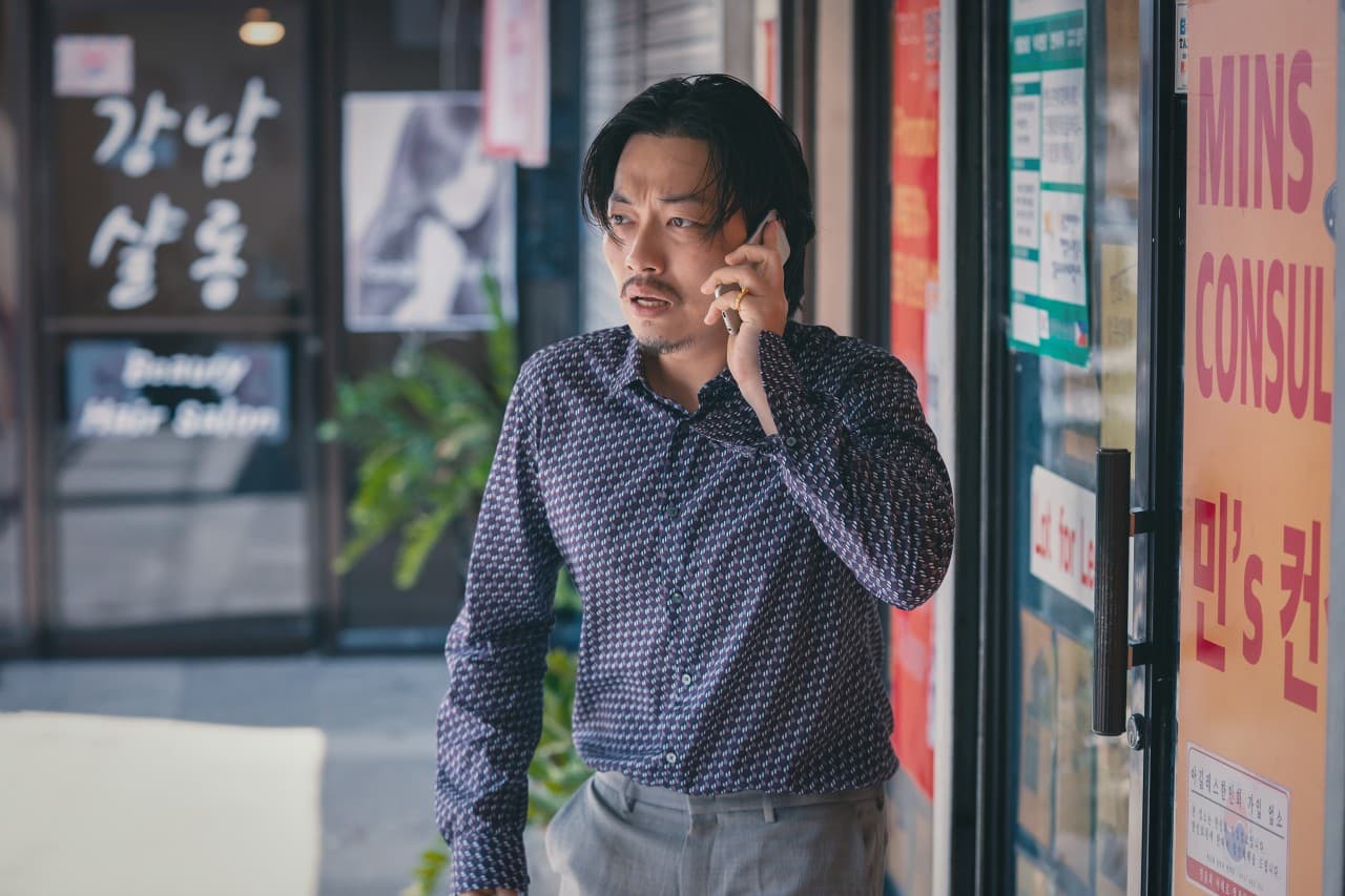 李東輝在《地下菁英》中飾演崔岷植小弟,但卻背叛他投靠他人。(Disney+提供)