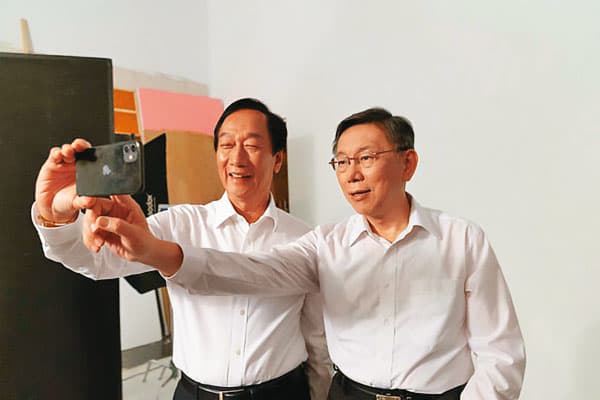 柯文哲(右)私下曾直言,他願當副手的前提是「有郭台銘(左)的財力跟實力,但沒有郭的缺點」。(民眾黨提供)
