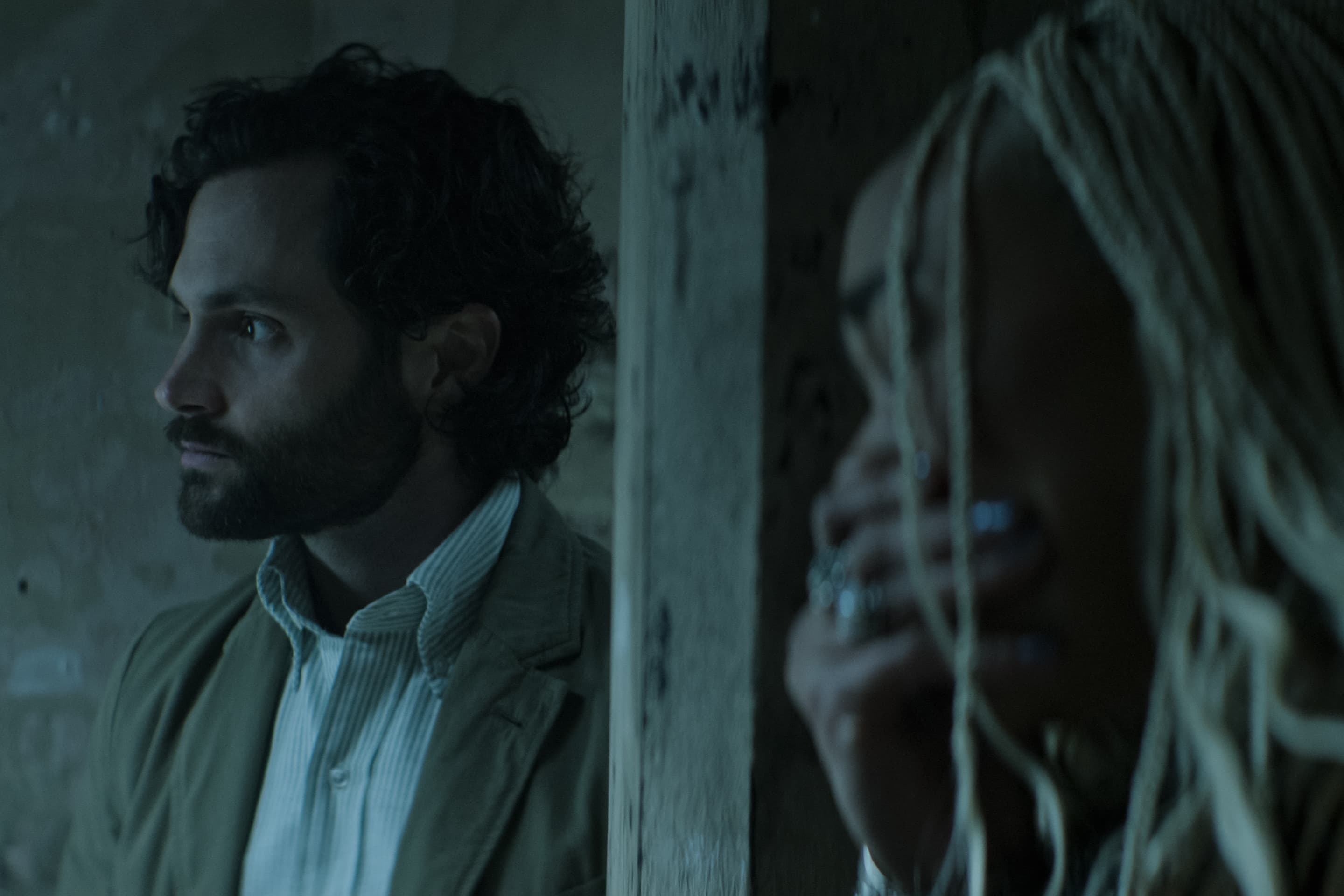 潘巴奇利(左)詮釋的變態情人喬伊,眼神說變就變,讓人不寒而慄。(Netflix提供)