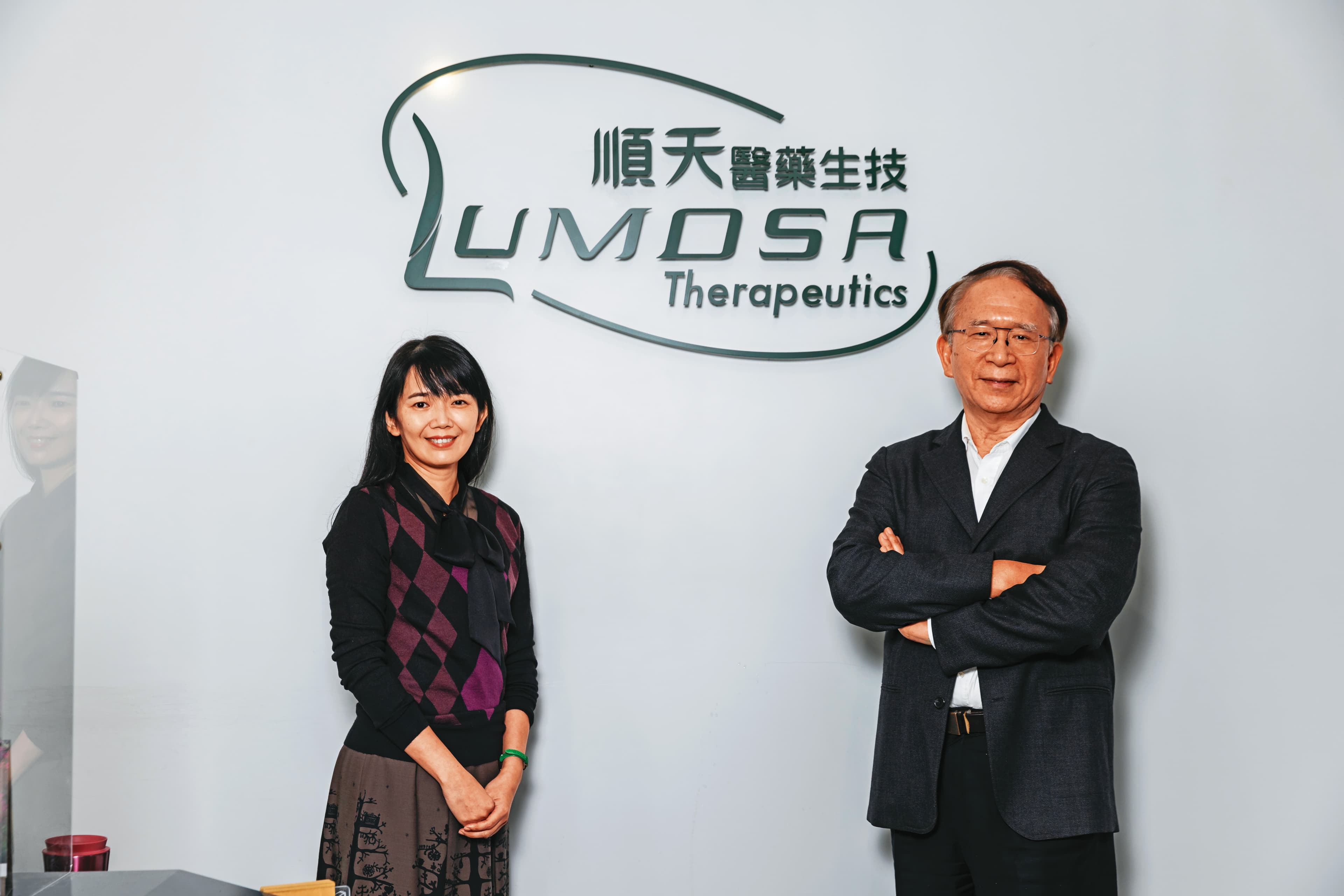 林榮錦(右)看好急性腦中風新藥研發成功,助順藥打入全球前50名大藥廠。(今周刊提供)