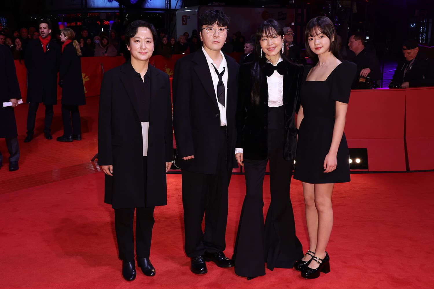 《格殺福順》在今年柏林影展首映,製片製片李鎮熙(左起)、導演邊聖鉉率領片中母女全道嬿、金是兒走紅毯。(Netflix提供)