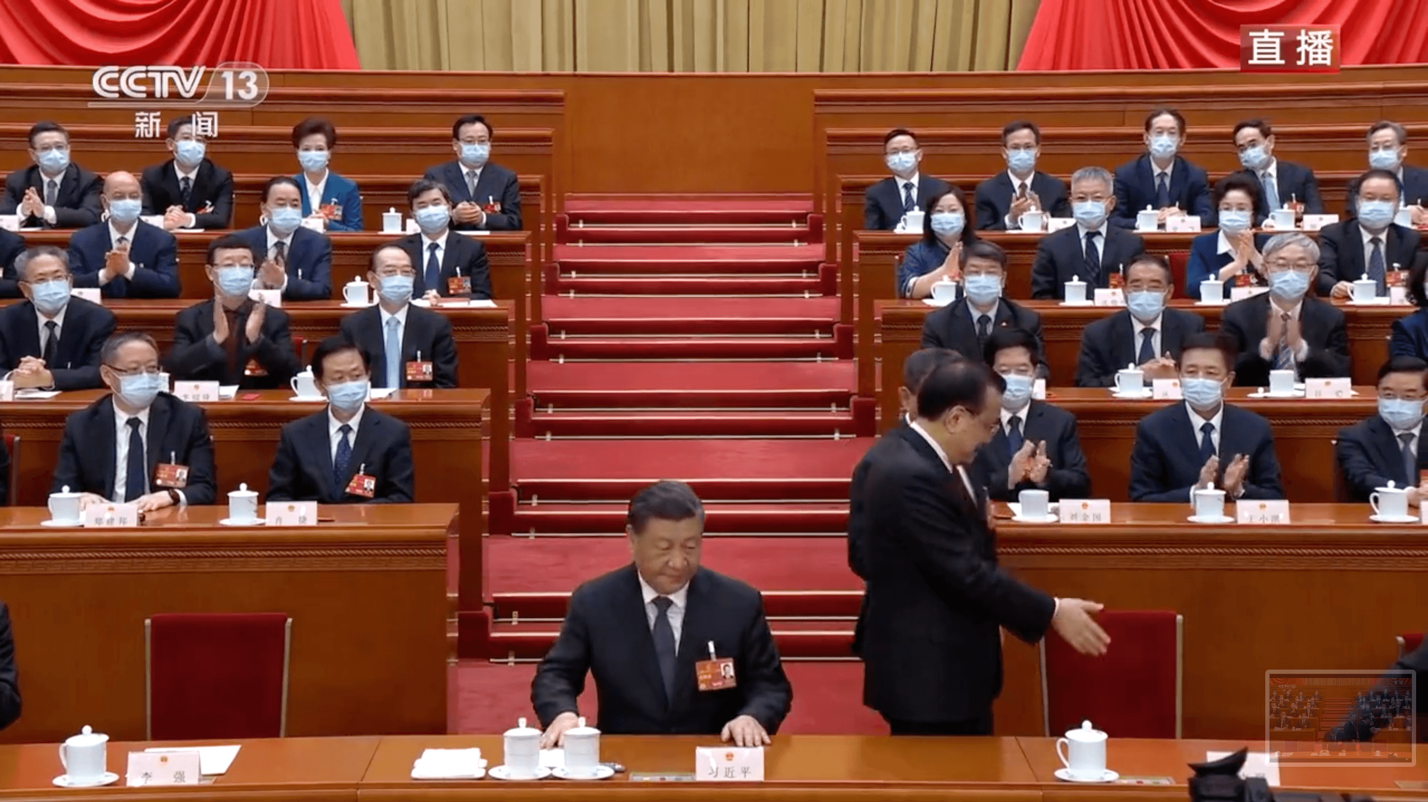 李克強讓位給李強,示意李強接任新總理。(翻攝自央視新聞)