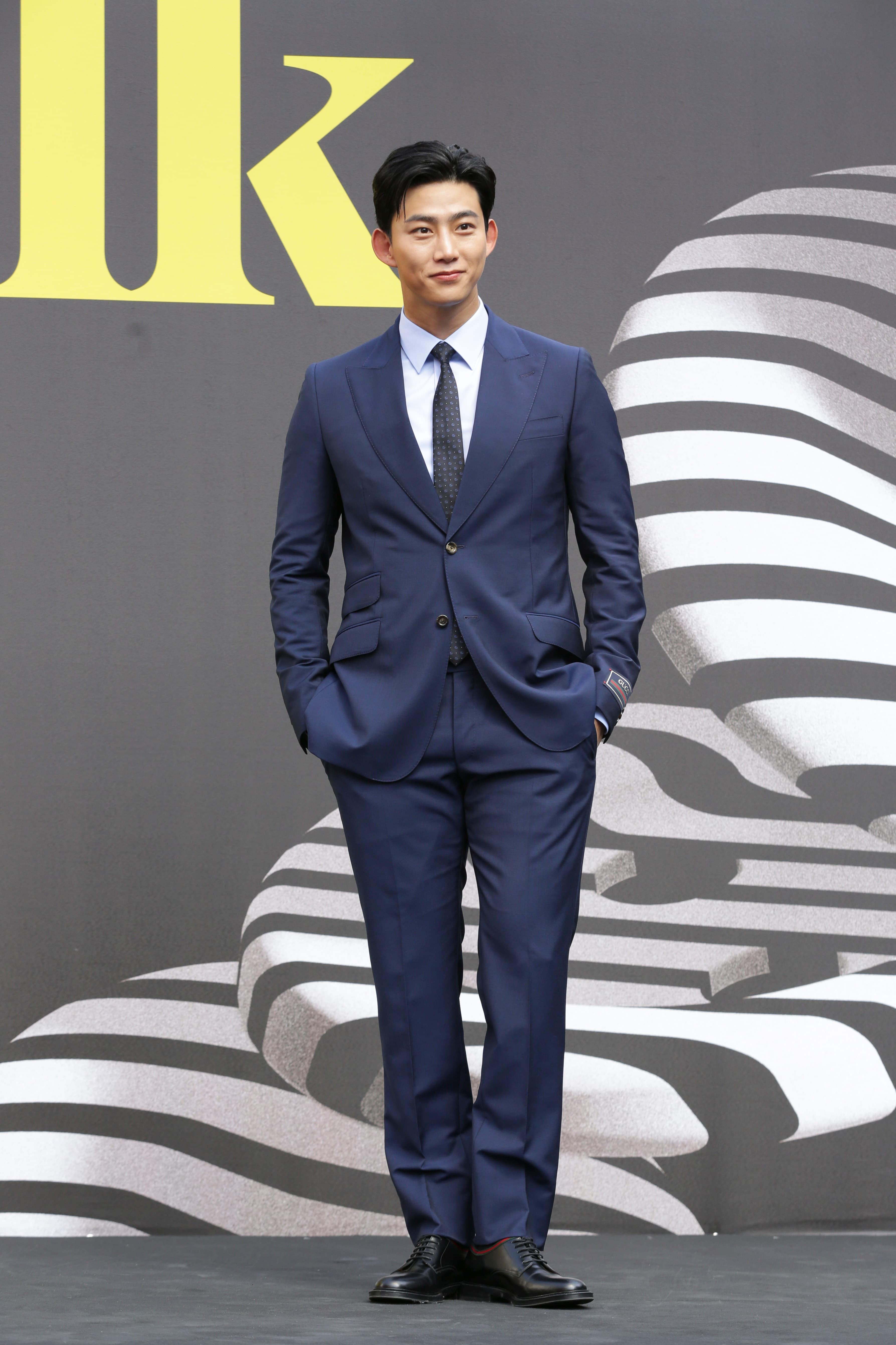 玉澤演現身《GQ》舉辦的紳士大遊行,身穿Gucci深藍色西裝套裝(NT$91,500)、海軍藍GG緹花領帶(NT$8,500)、皮革綁帶皮鞋(NT$34,400)。