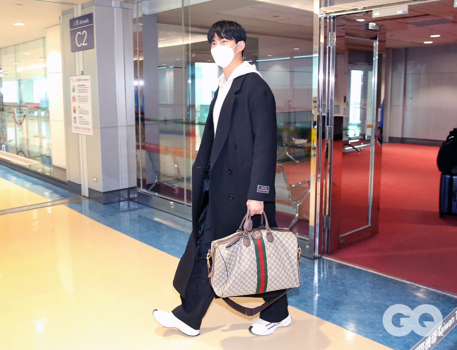 玉澤演昨日抵台,身穿Gucci黑色翻領羊毛大衣(NT$132,500)、Gucci Run運動鞋(NT$34,600)、Gucci Savoy中型手提袋(NT$70,700)。(《GQ》國際中文版提供)