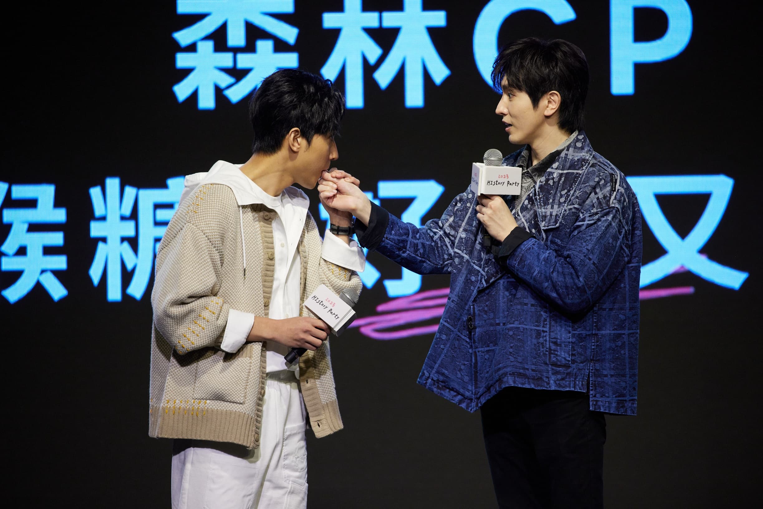 徐韜(左)反攻陳璽安,重現恥度爆表的「含手指」瞬間。(LINE TV提供)