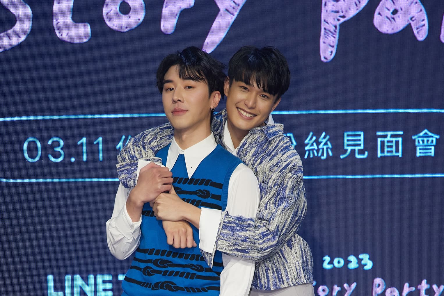 「永幸CP」安俊朋(左)、林嘉威演唱甜蜜情歌〈橘子汽水〉。(LINE TV提供)