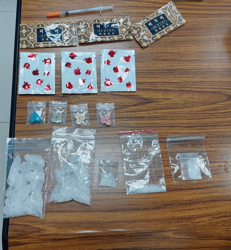 警方掃黑過程查獲二級毒品安非他命等各類毒品。(松山分局提供)