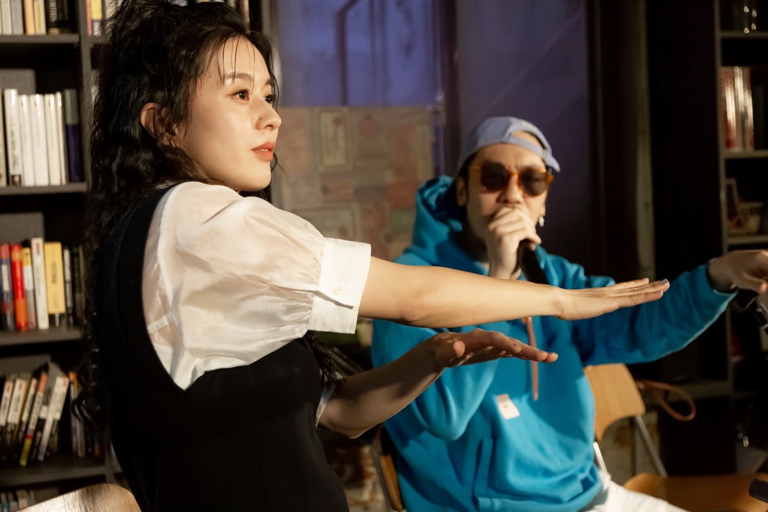 廖曉彤與饒舌歌手PNC陳老師一同表演。(聲音藏在提供)