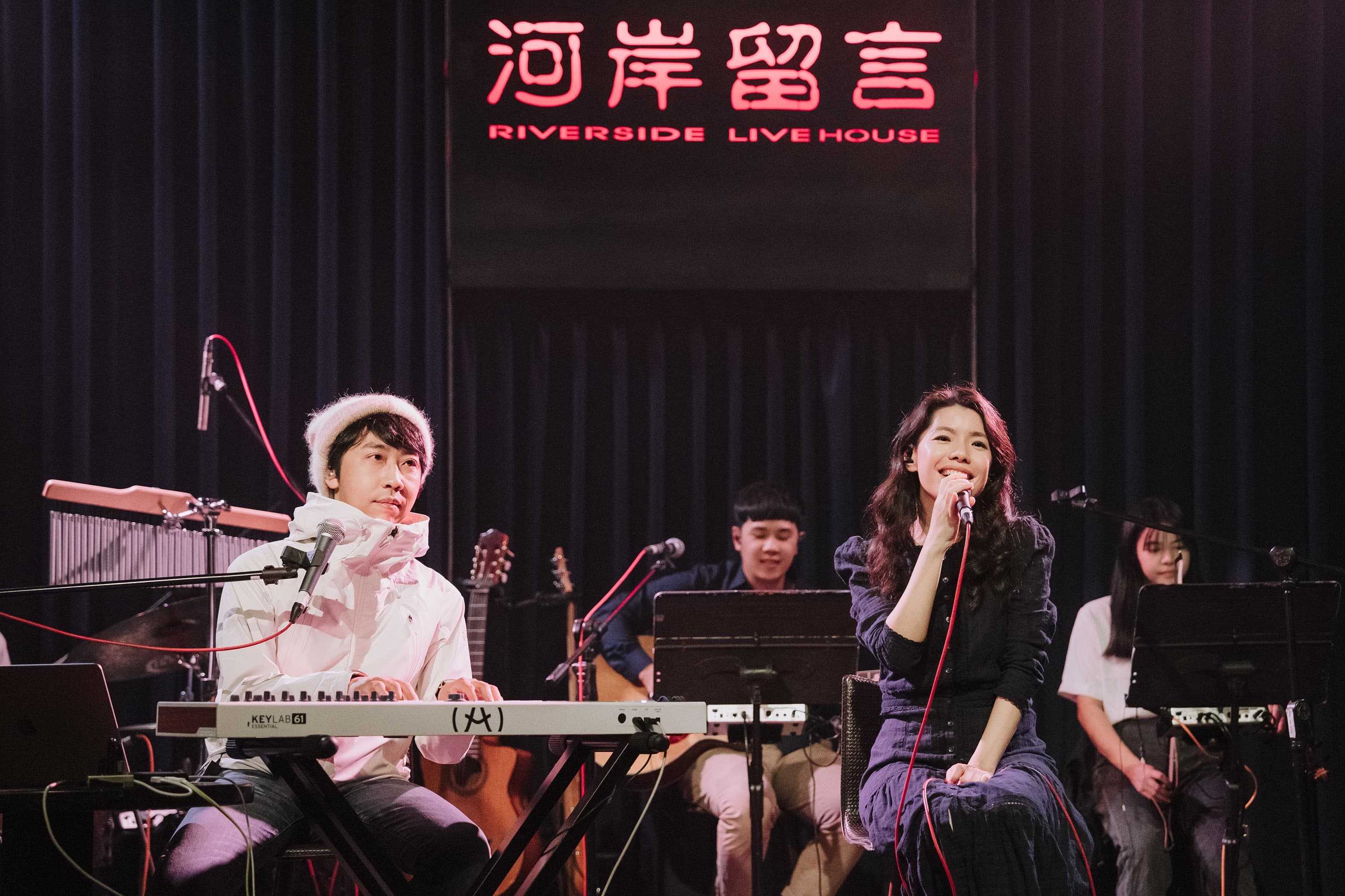 深白色二人組昨晚辦新歌演唱會。（深白色工作室提供）