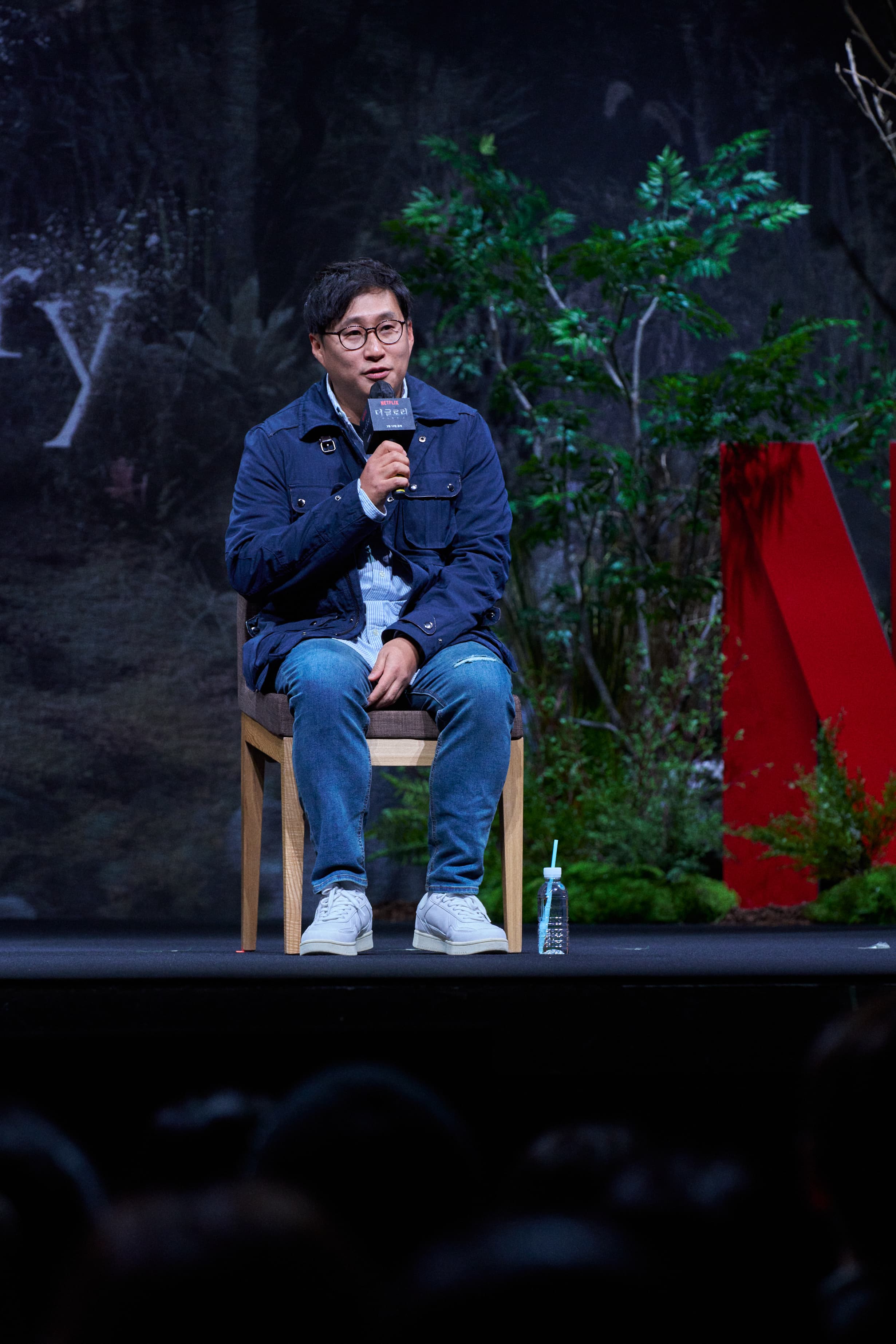 《黑暗榮耀》導演安吉鎬在菲律賓就學時,因為不滿女友遭取笑而霸凌取笑她的學生。(Netflix提供)