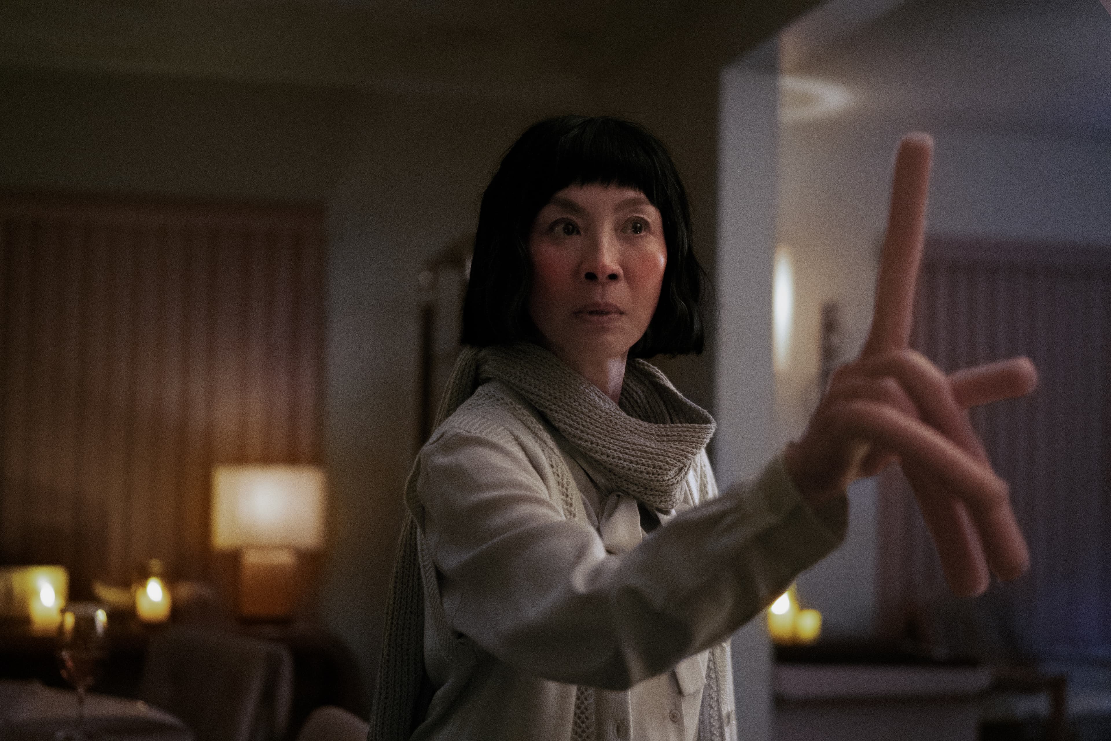 《媽的多重宇宙》有各式各樣的奇思妙想,像是熱狗手指宇宙。(HBO GO提供)