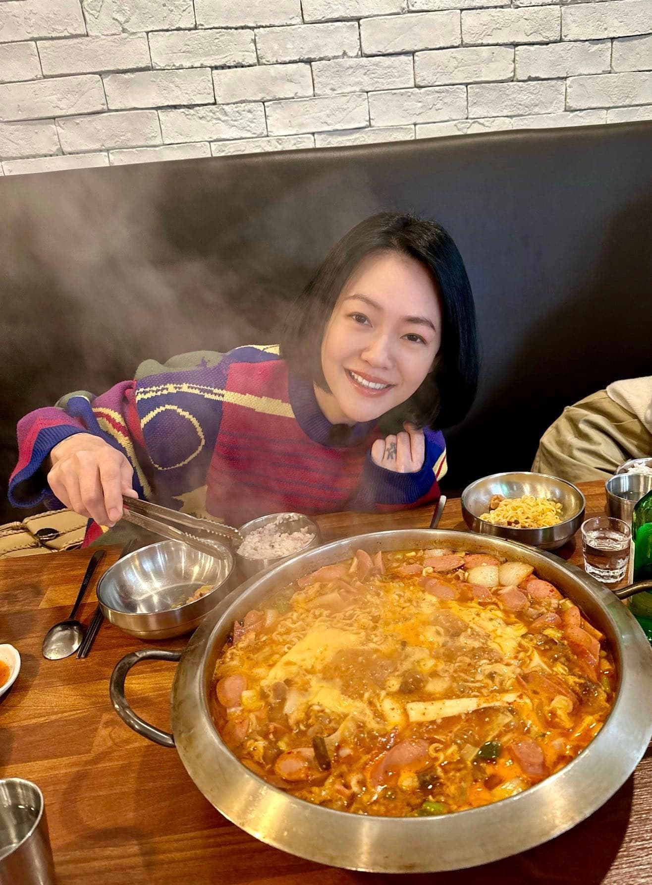 小S吃了美食部隊鍋,「尤其那起司片加下去,我的心彷彿一起融化了」!(翻攝自小S臉書)