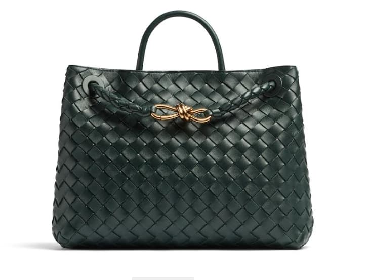 Andiamo深綠色編織皮革中型手提包。NT$150,800(BOTTEGA VENETA提供)