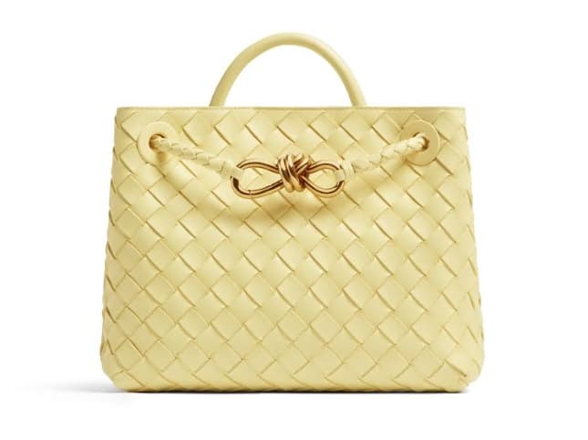 Andiamo冰淇淋色編織皮革小型手提包。NT$119,300(BOTTEGA VENETA提供)