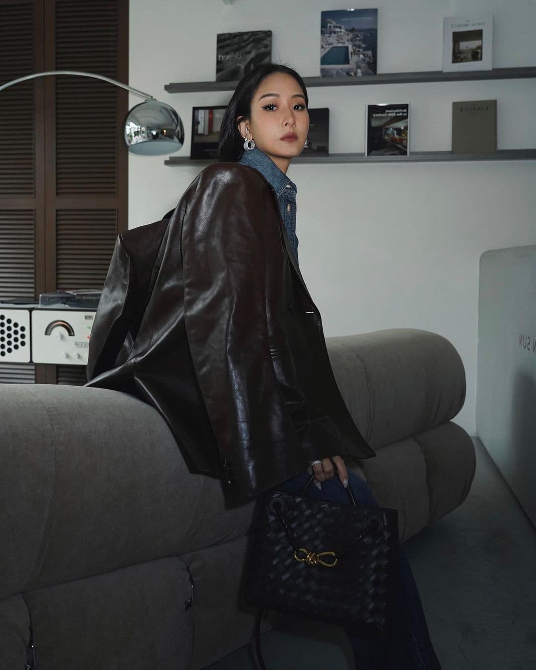 孫芸芸手上的包款是Andiamo深棕色編織皮革小型手提包。NT$119,300(翻攝自孫芸芸IG)
