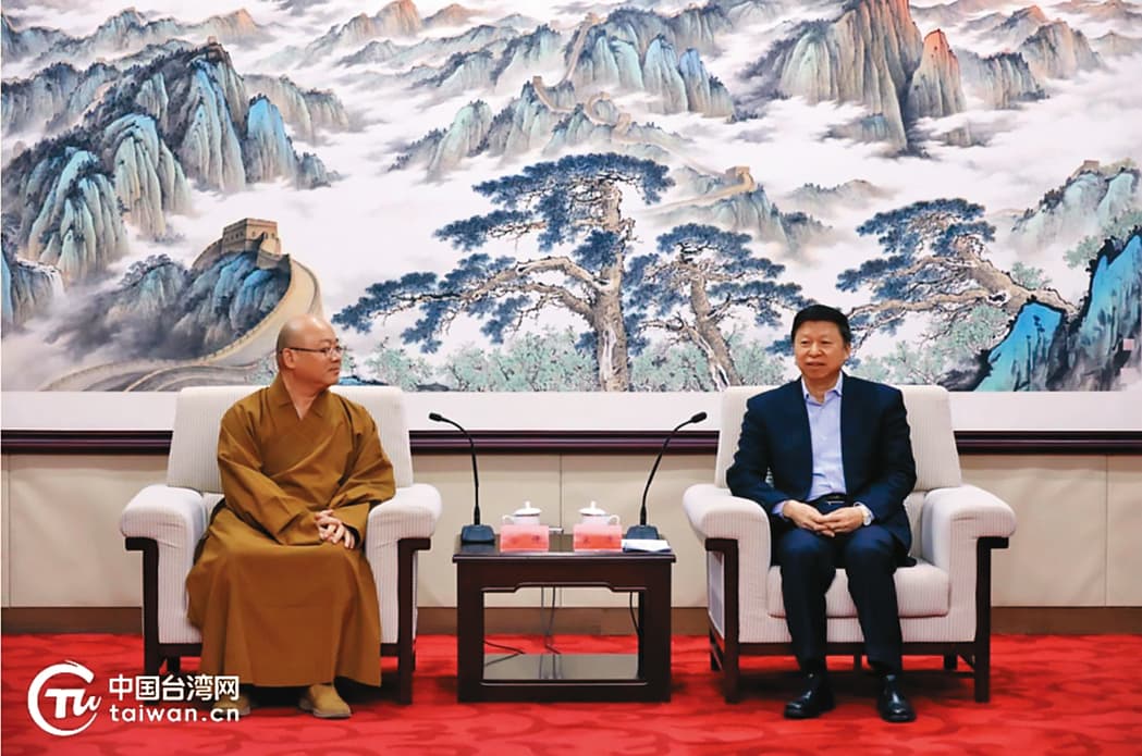 佛光山創辦人星雲法師過世,中方弔唁團未遵循申請程序無法成行,最後由佛光山住持心保和尚(左)赴中會見國台辦主任宋濤(右)。(翻攝中國台灣網)