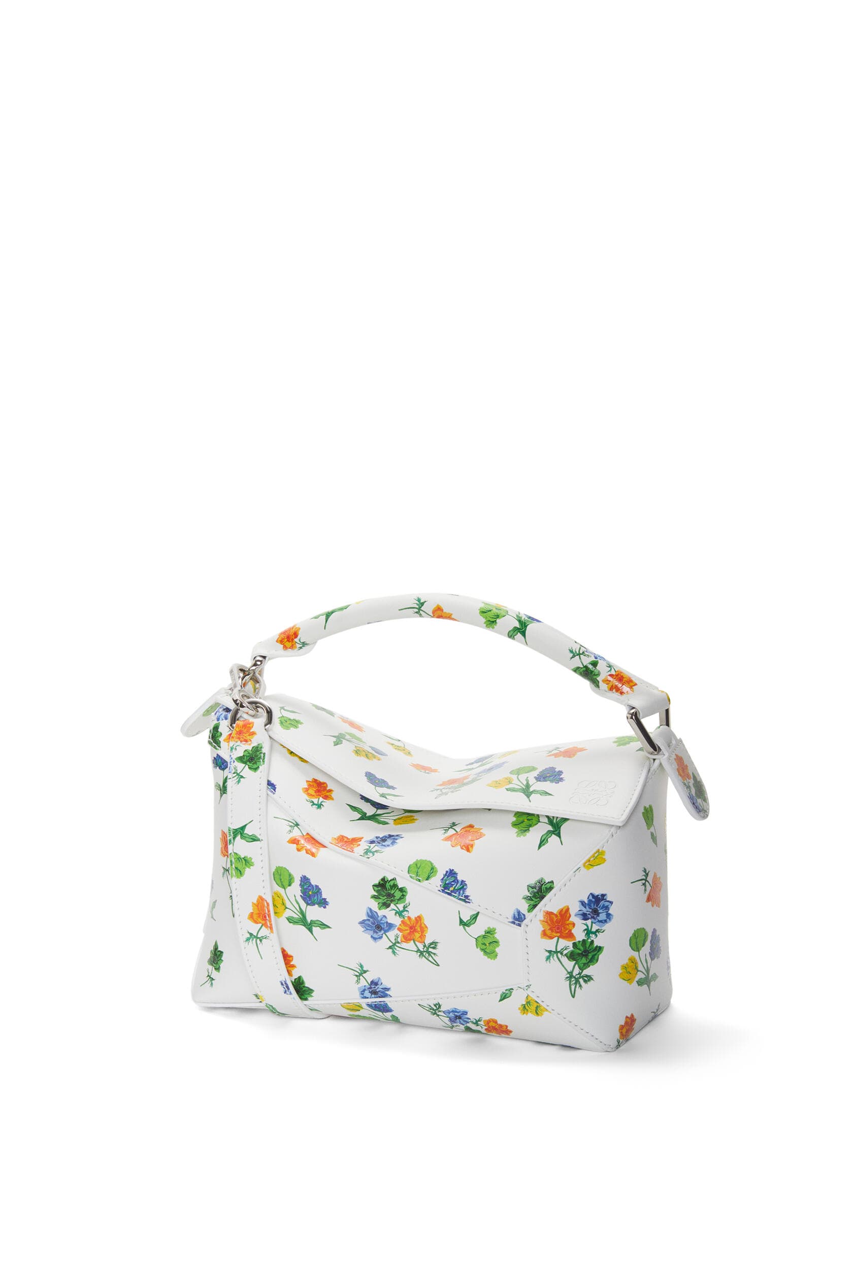 Puzzle Edge花卉圖騰肩背提包。NT$115,000(LOEWE提供)
