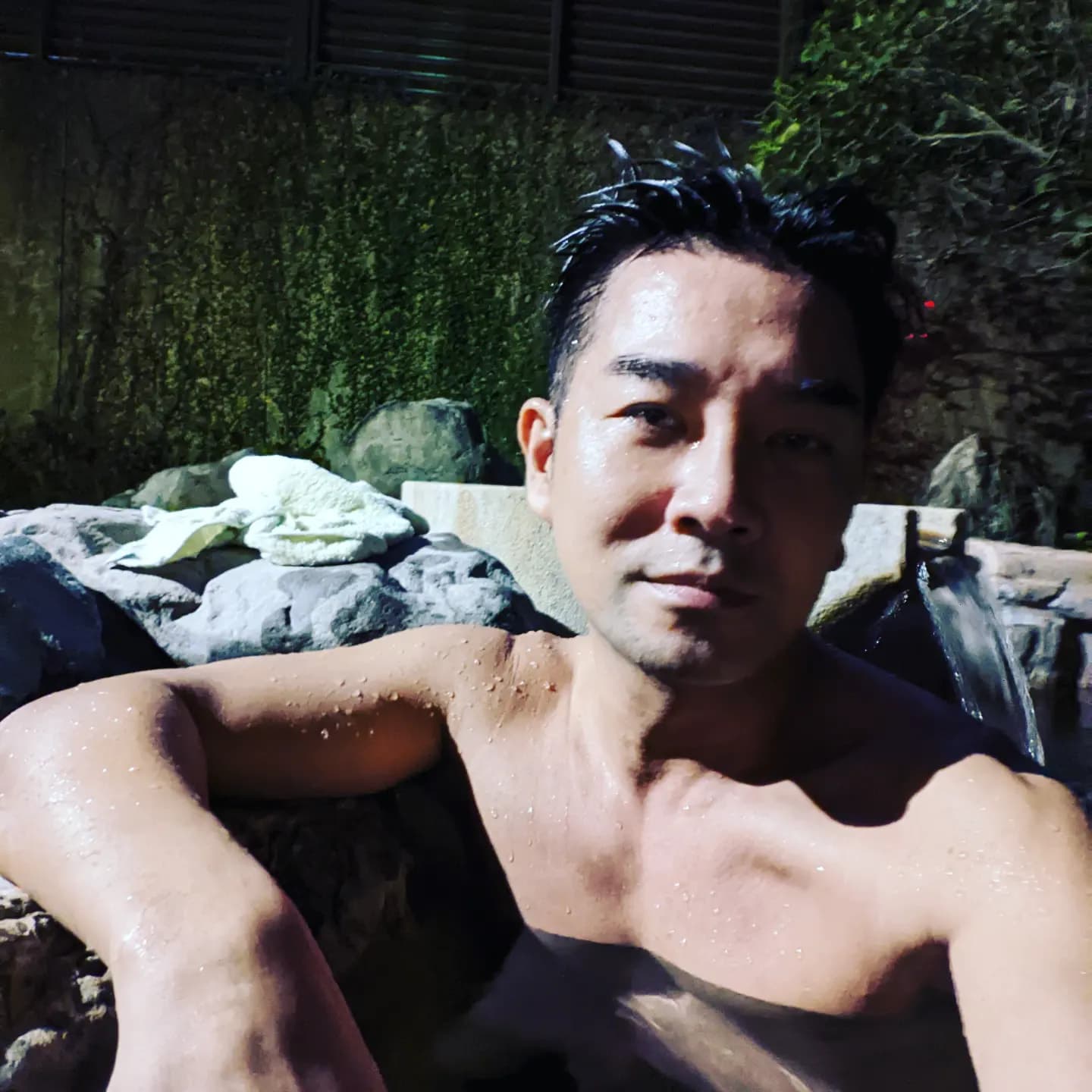 謝承均去年底開始報復性旅遊。(翻攝臉書)