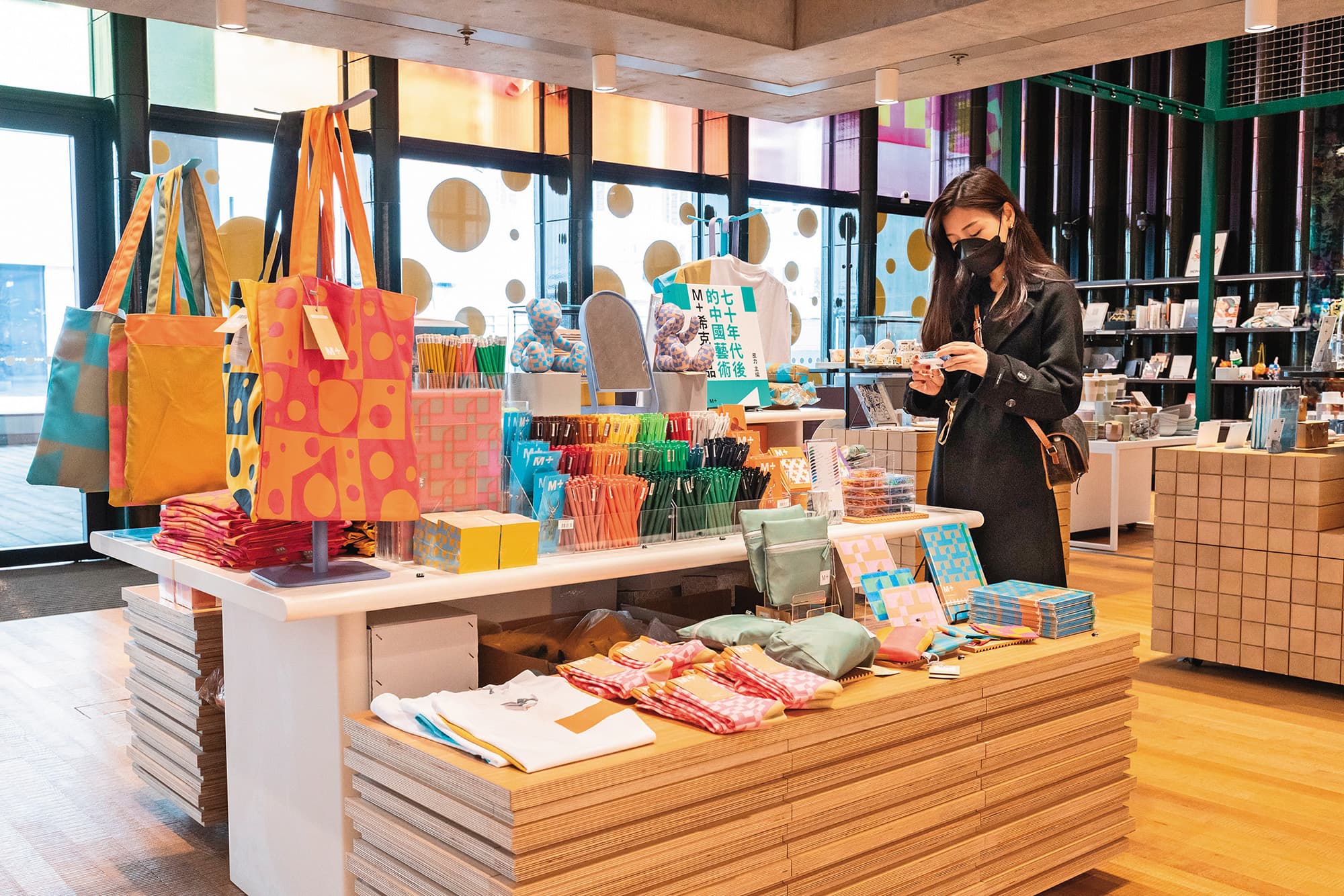 購票大廳旁的紀念品店,有各種紀念品,包括M+原創商品。