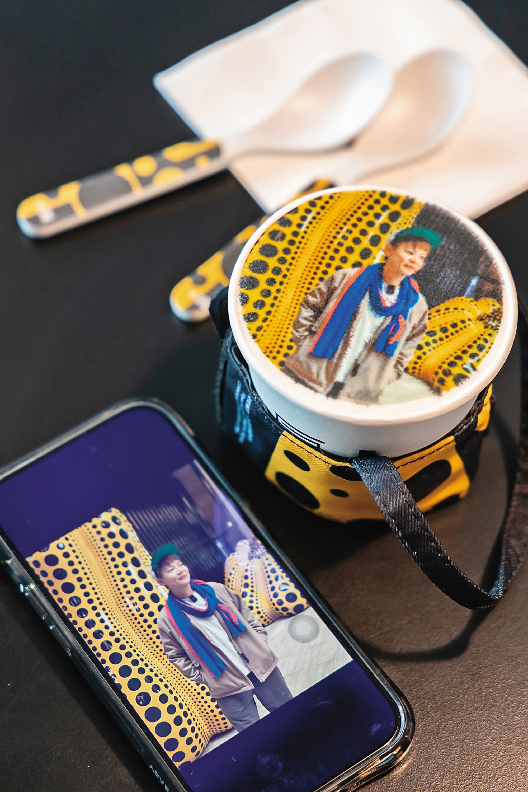 來到博物館內的「CURATOR Creative Café at M+」,能點杯自己與藝術作品合照的「藝術打印咖啡」。(港幣88元/杯,約NT$344)