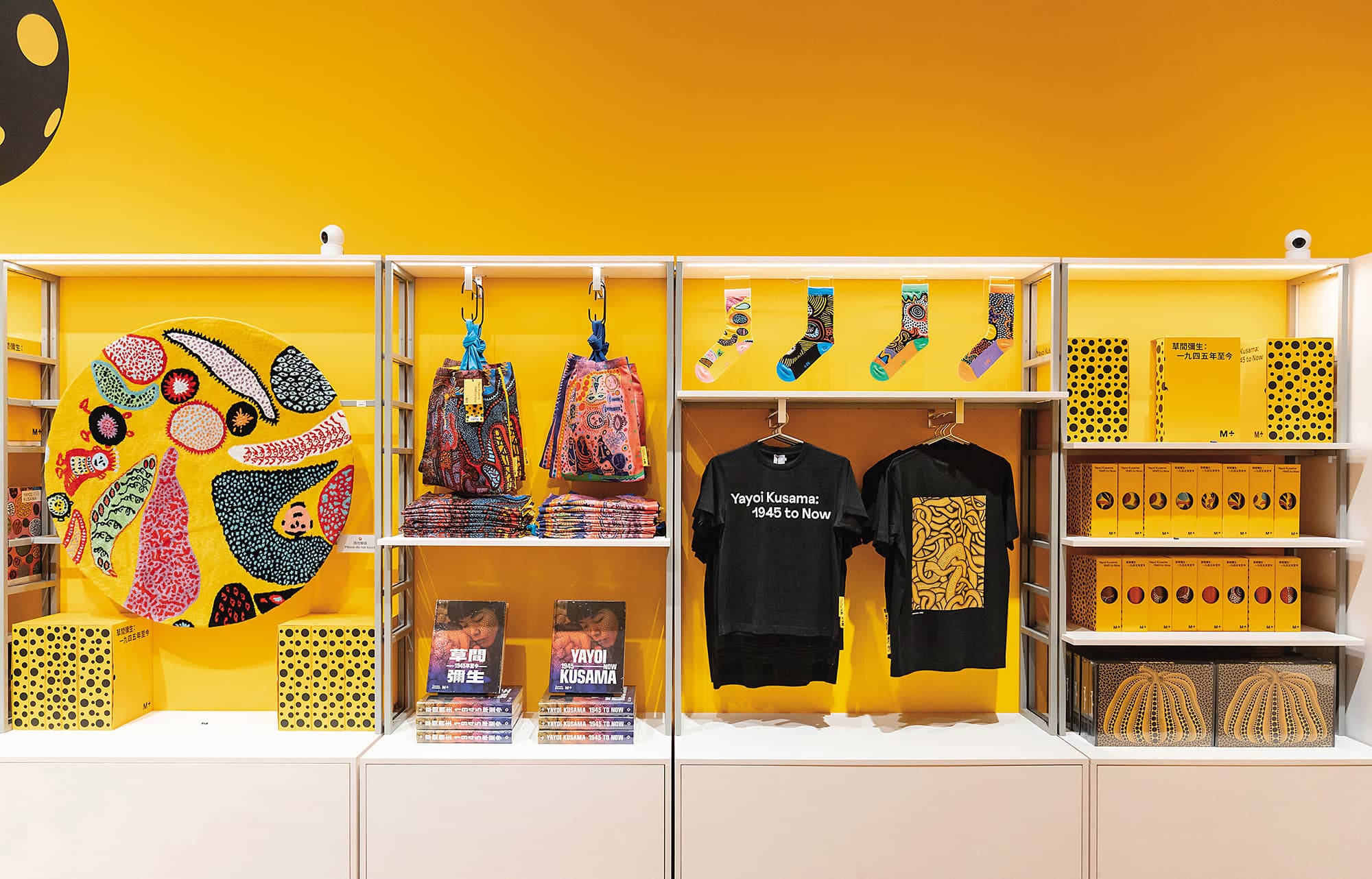 草間彌生展區內的紀念品店,可挑選款式最豐富的草間彌生周邊商品。