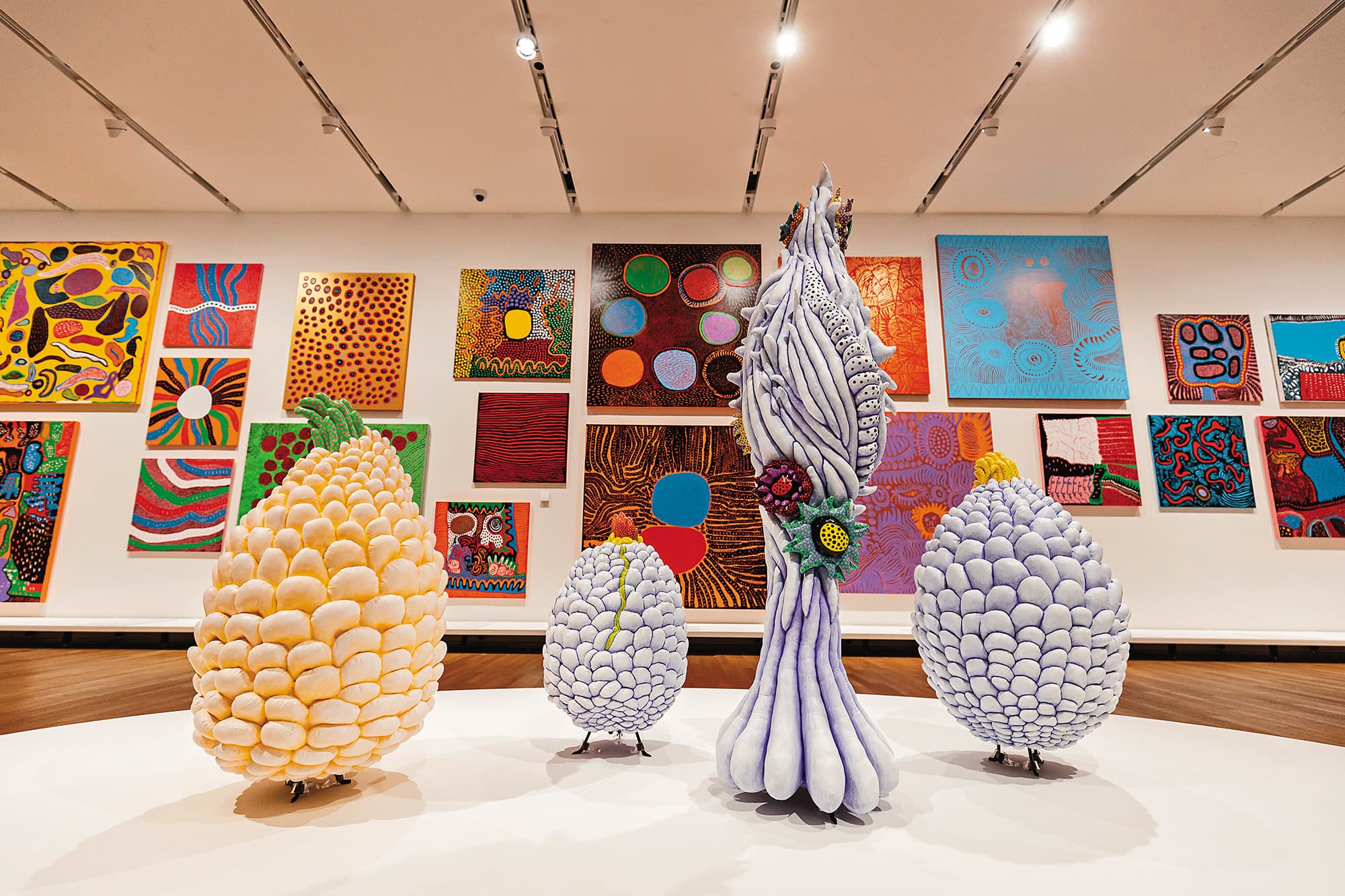 展出至2023年5月14日的「草間彌生:一九四五年至今」,是 草間彌生於日本以外,亞洲地區內容最完整的大型回顧展。