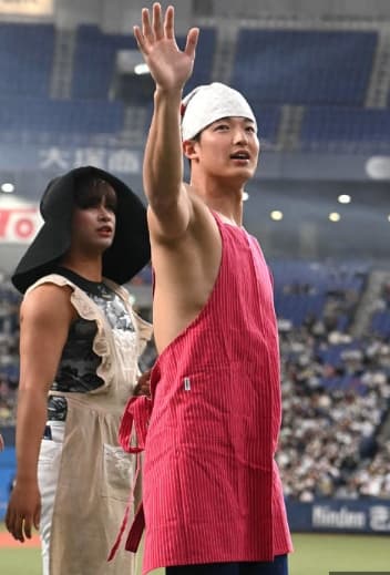 山崎颯一郎主婦造型搭配精實手臂線條,相當受球迷歡迎。(網路圖片)