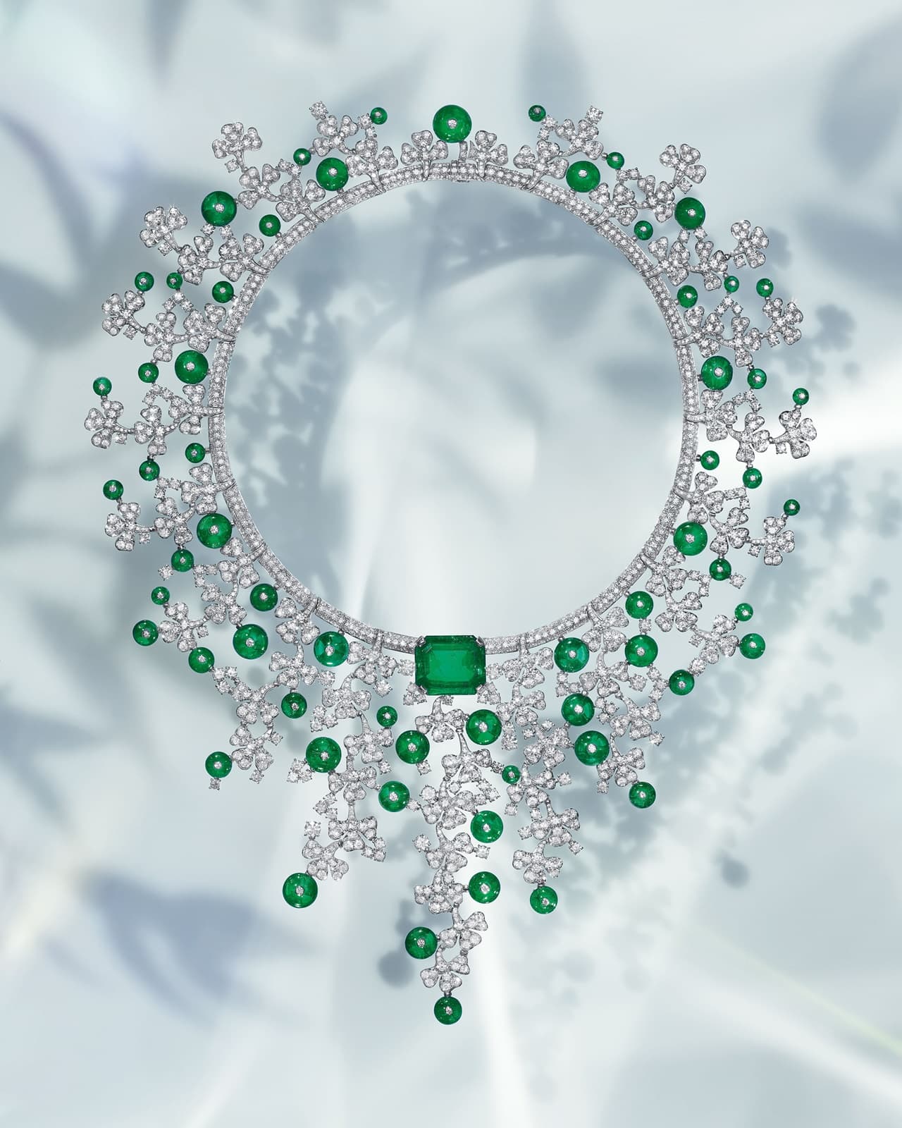 Bulgari Eden the Garden of Wonders系列Emerald Eden Drop頂級祖母綠與鑽石項鍊為本次展覽中最高單價珠寶,約為1.5億元台幣。(BVLGARI提供)