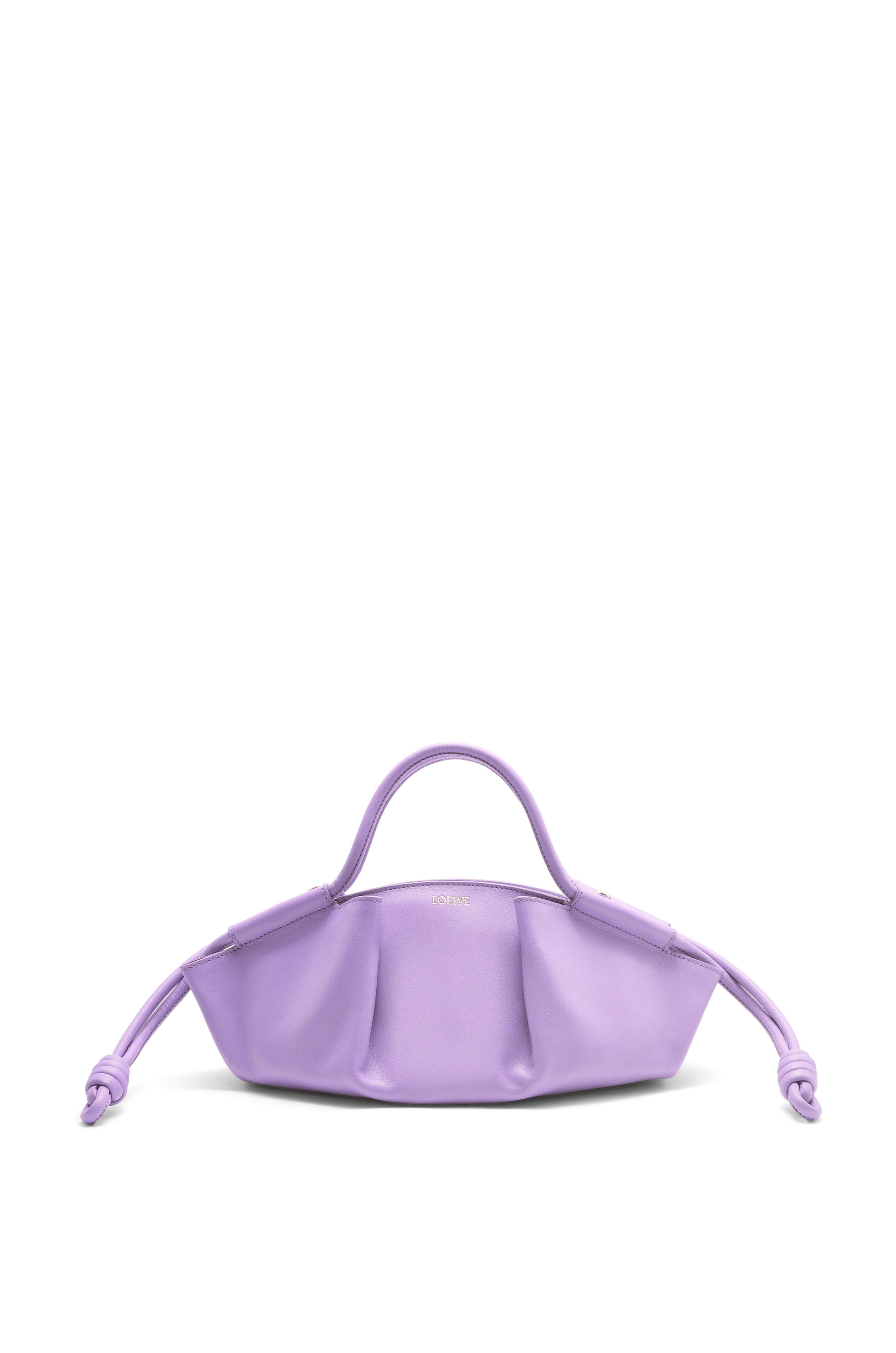 Paseo薰衣草紫小款納帕牛皮提包。NT$97,000(LOEWE提供)