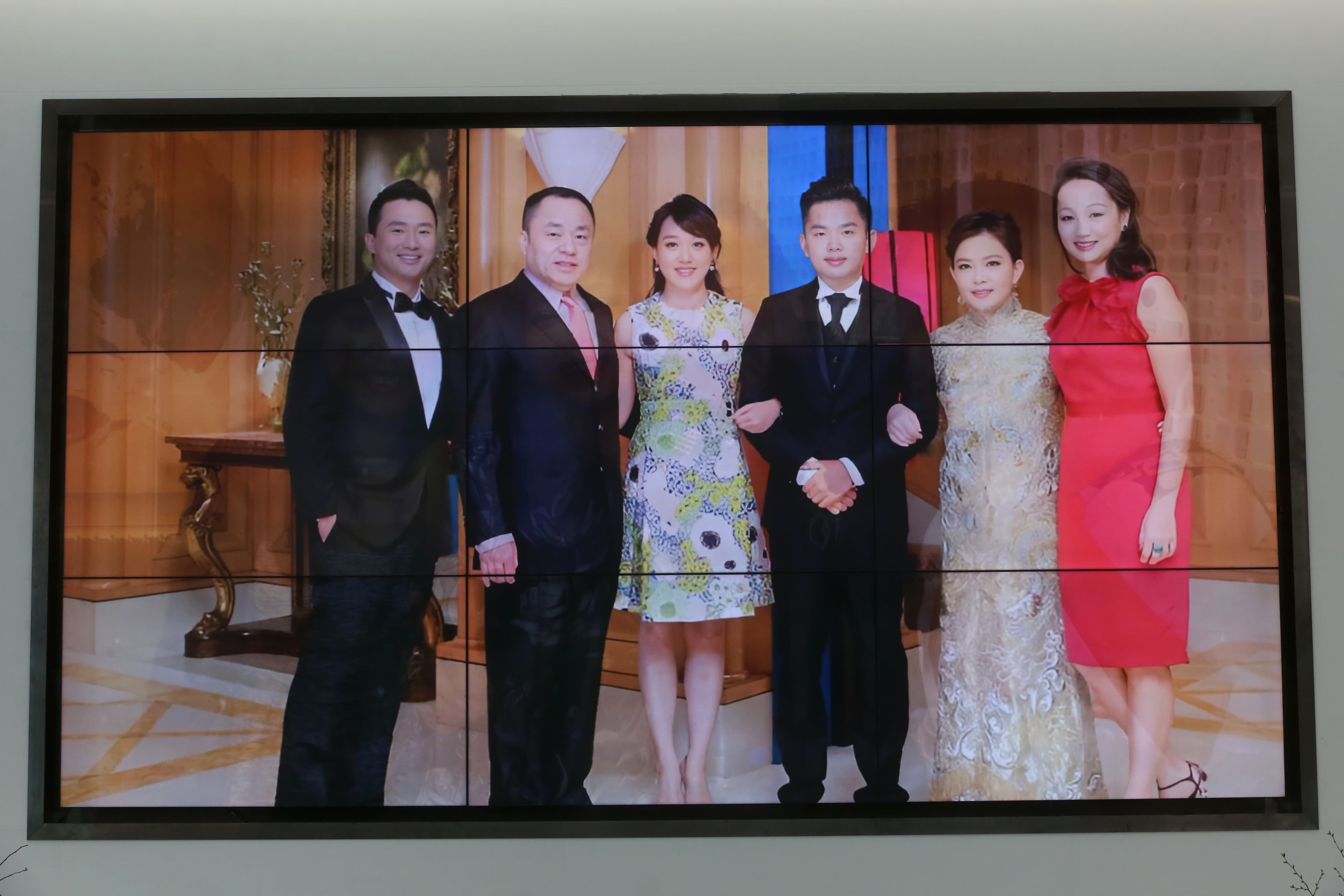 李世聰過去與兒女有不少互動,相關照片也被展示出來。
