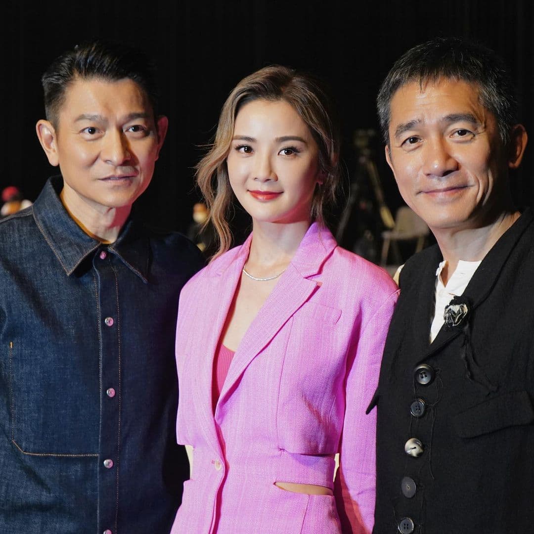 阿Sa(中)和劉德華(左)、梁朝偉(右)出席《金手指》發布會。(翻攝Charlene Choi IG)