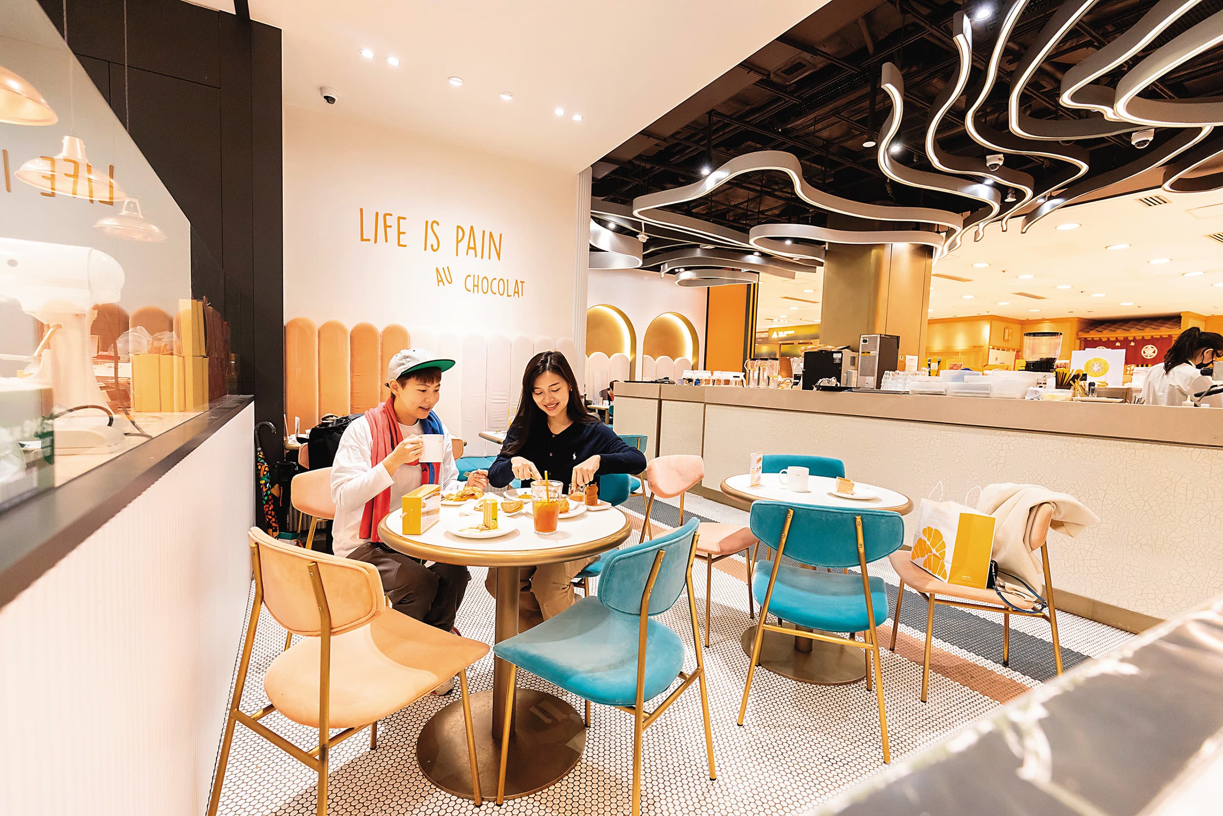 海港城分店提供寬敞的座位區,讓遊客能悠閒坐下品嘗甜點與咖啡。