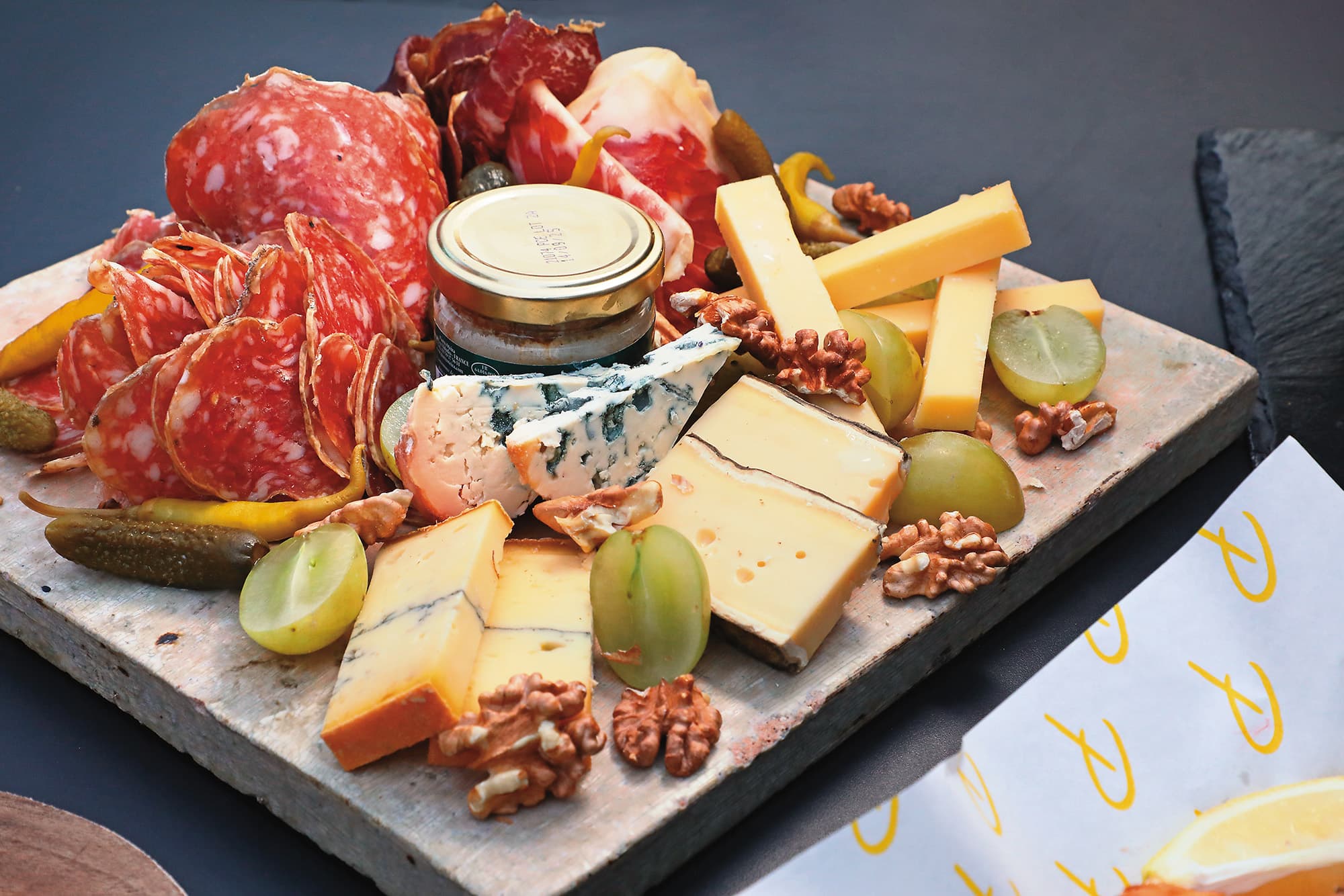 「Charcuterie And Cheese Mix Platter」是下酒小點。(港幣348元/份,約NT$1,357)