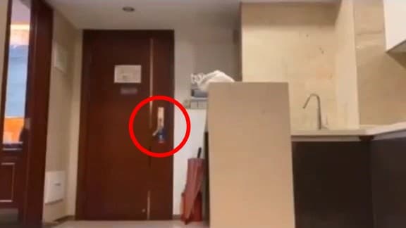 情侶一度試圖開門,卻無奈打不開。(翻自《黑料不打烊》)