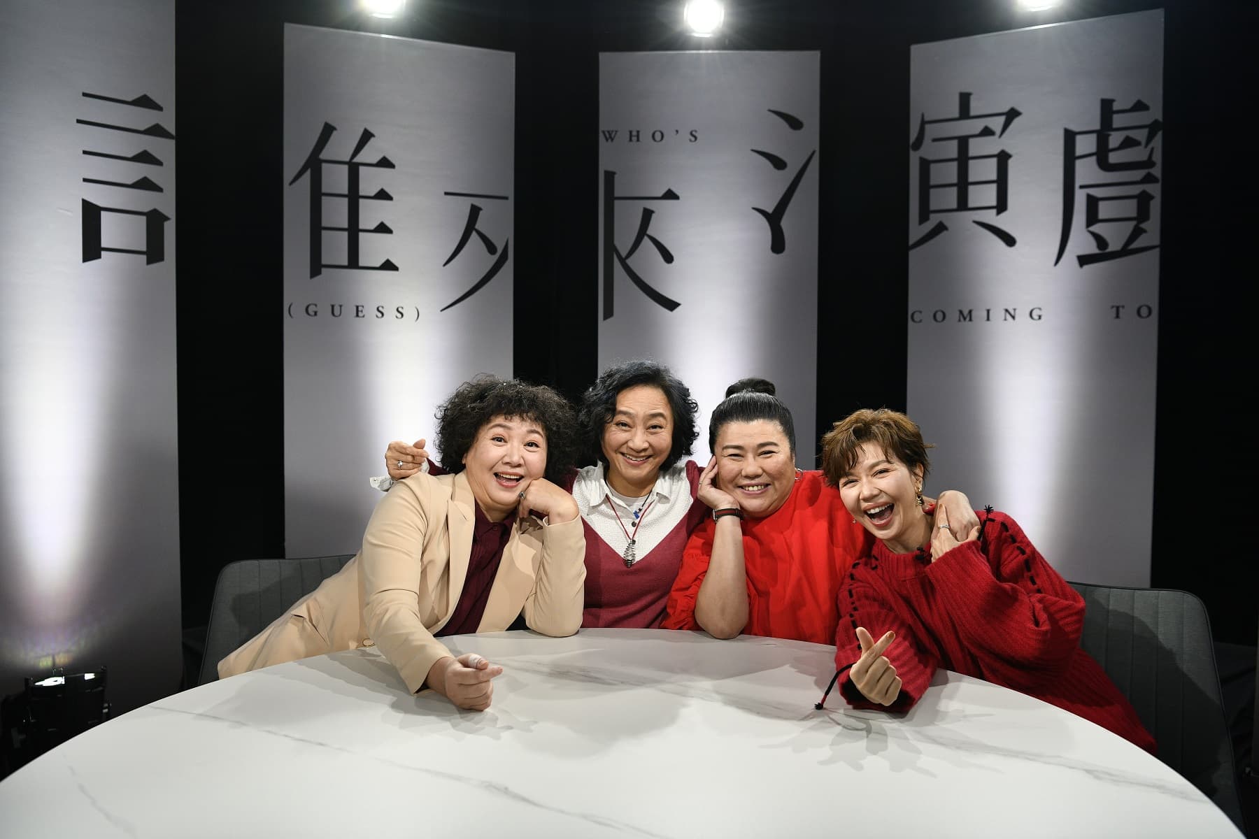 堪稱「國民媽媽」的演員楊麗音(左起)、林美秀及于子育，一起上鏡電視節目《誰來演戲之圓桌對談》，左為主持人王琄。（鏡電視提供）