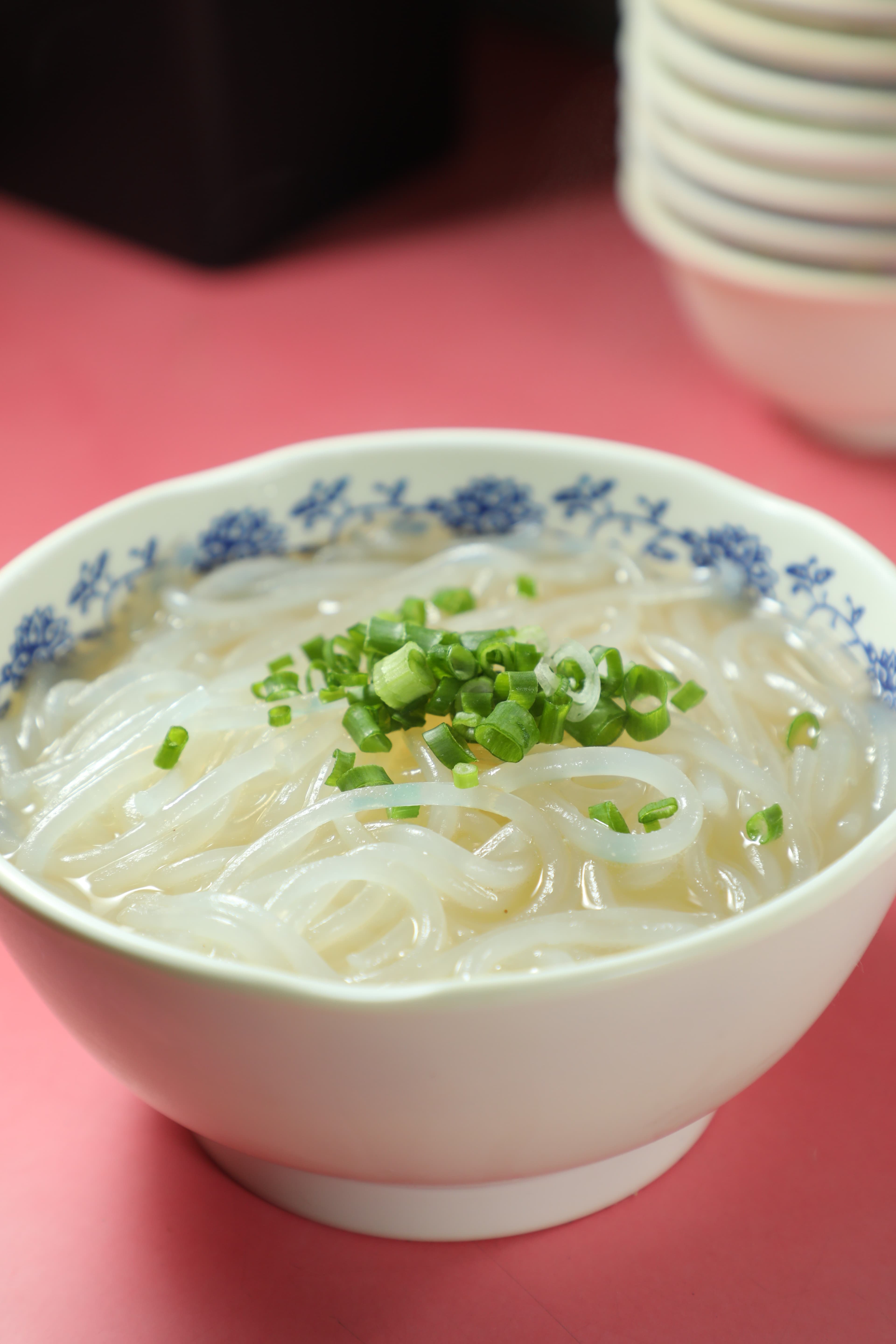 天鴻的瀨粉爽滑,湯頭是用燒烤「剩下」的食材熬製,甜度可以想像。(「燒鵝瀨粉」港幣58元/份)