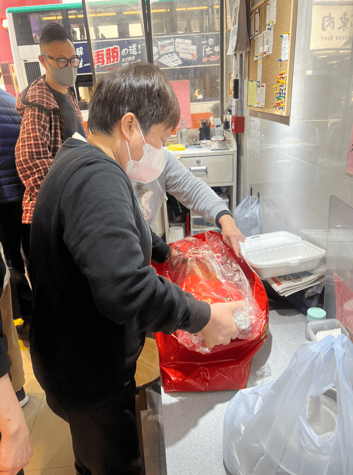 店員忙著將乳豬裝進袋中。