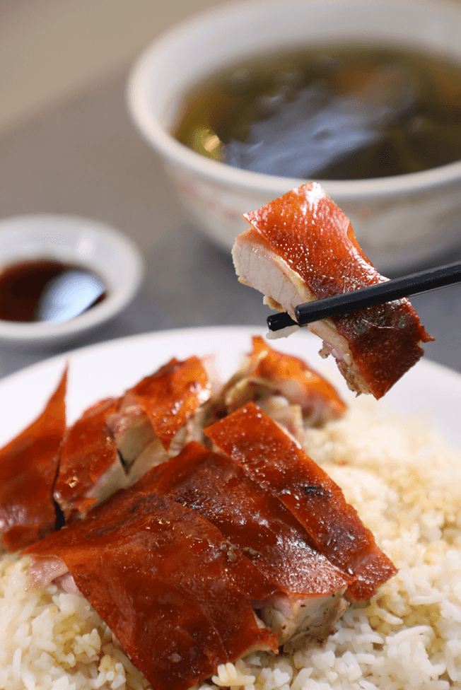 皮脆肉嫩的「乳豬」(港幣130元/例牌),可與「白飯」「例湯」(皆港幣8元/份)自由搭配成套餐。