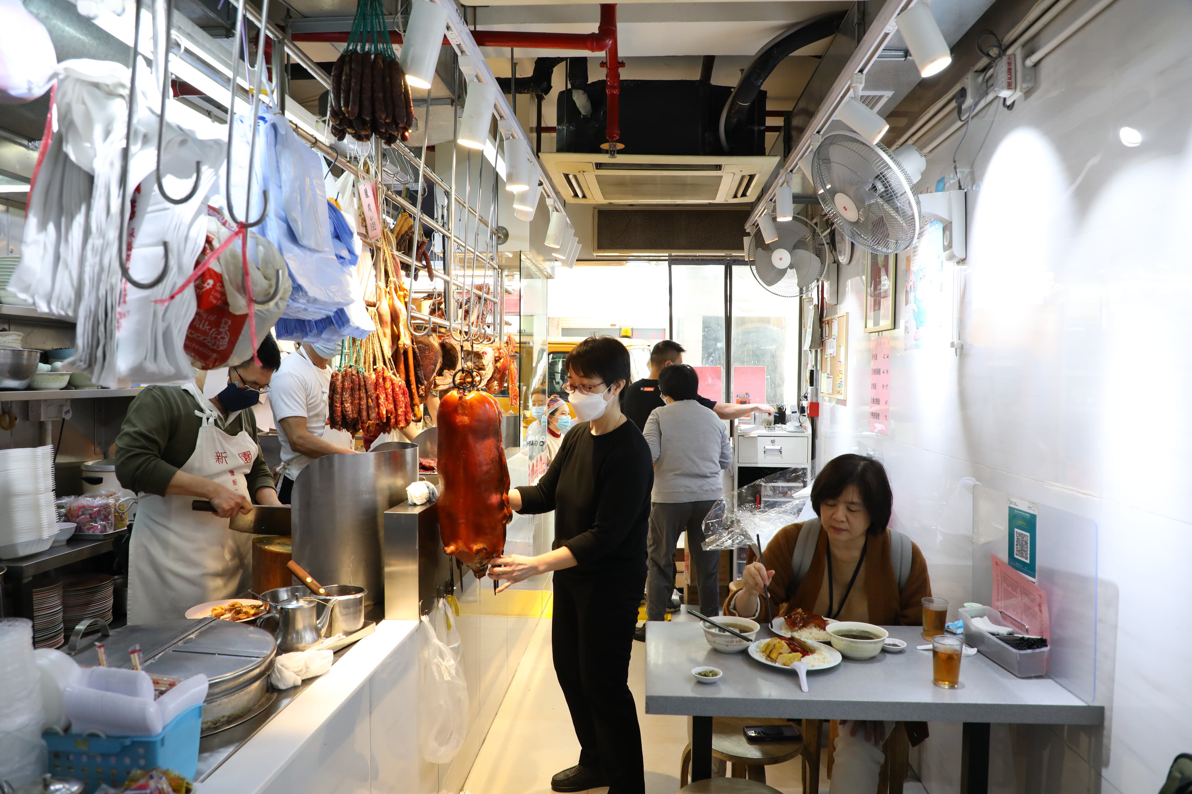主力做外帶的新園興記,內用空間不大,有時得坐在乳豬旁吃飯。