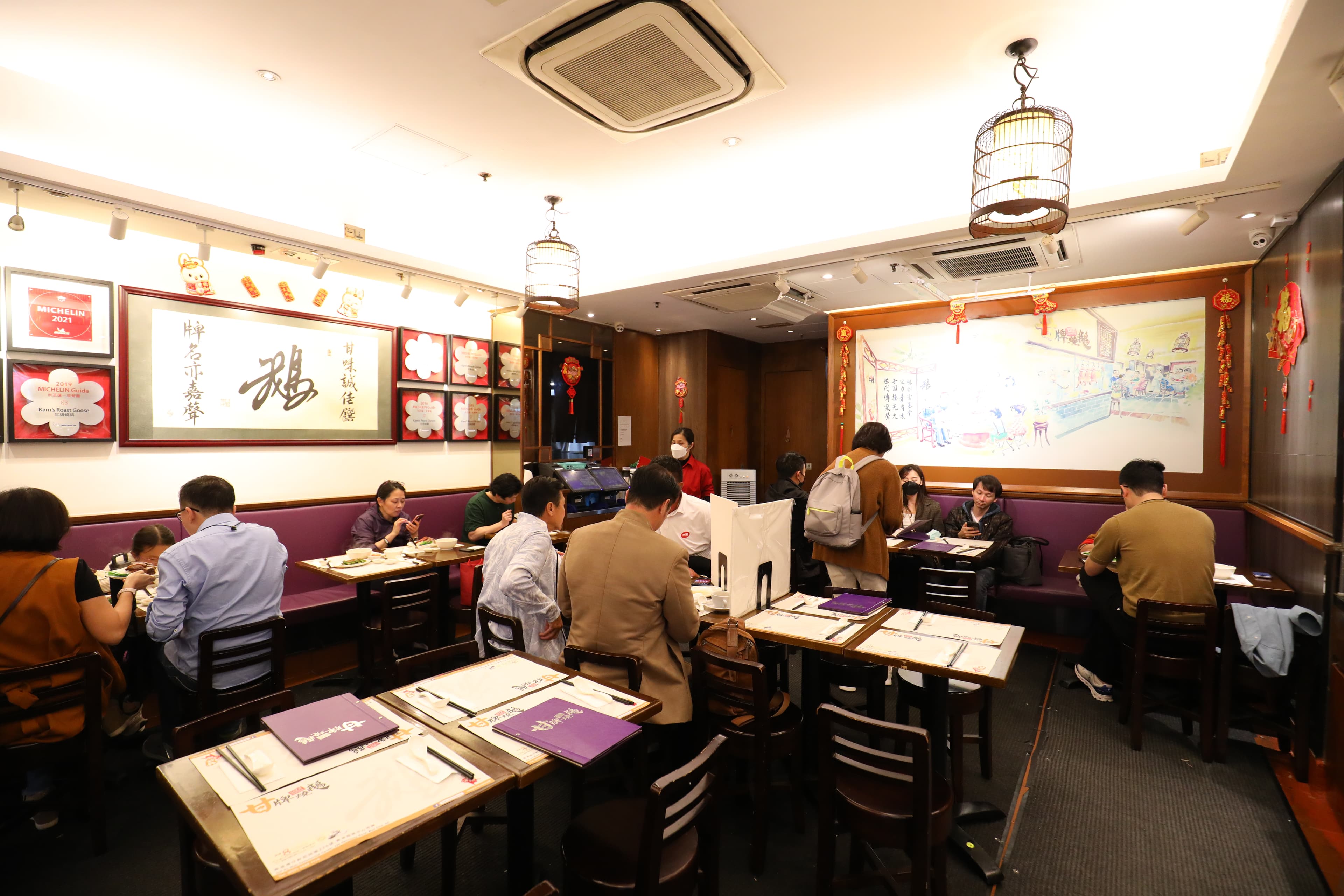 跟一般燒味店相比,甘牌算是豪華大店,座位很舒適。