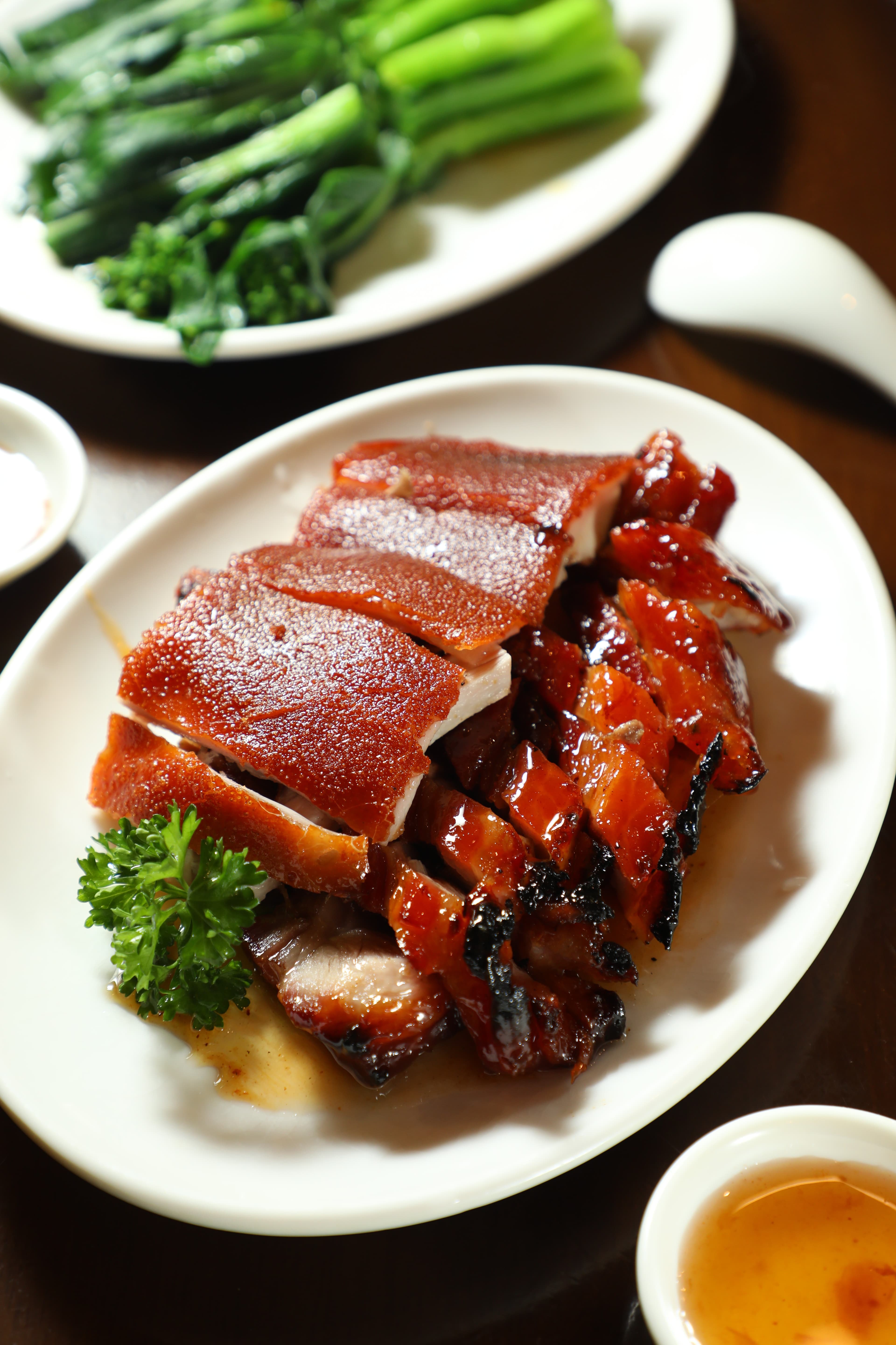 「化皮乳豬拼肥燶叉燒」的乳豬甘美,半肥瘦的叉燒越嚼越香。(港幣240元/雙拼)