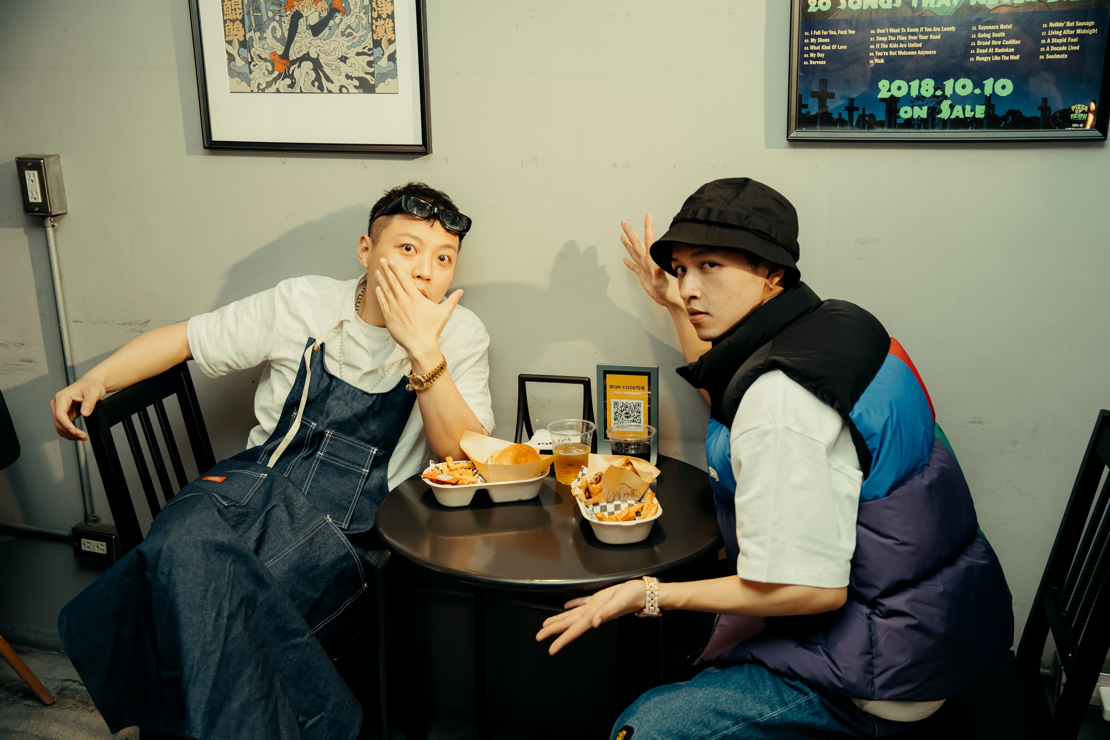 〈在我周圍〉MV特別邀請好友歐吉虎、Peatle及 Quanzo 客串演出。(Shabby Boyz CO.,LTD.)