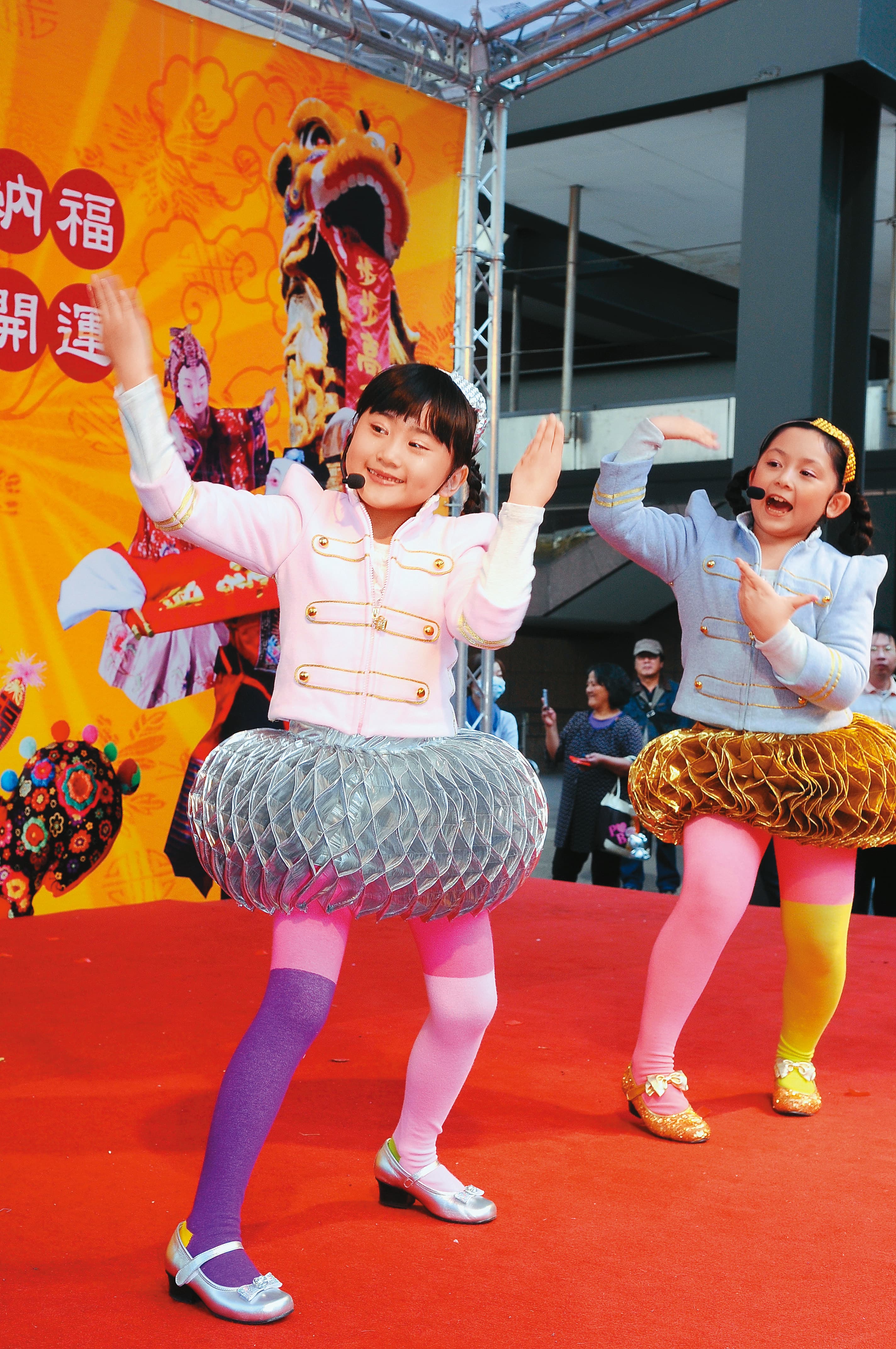 吳兆絃(右)8歲時以童星女團「大小姐」出道,迅速走紅。